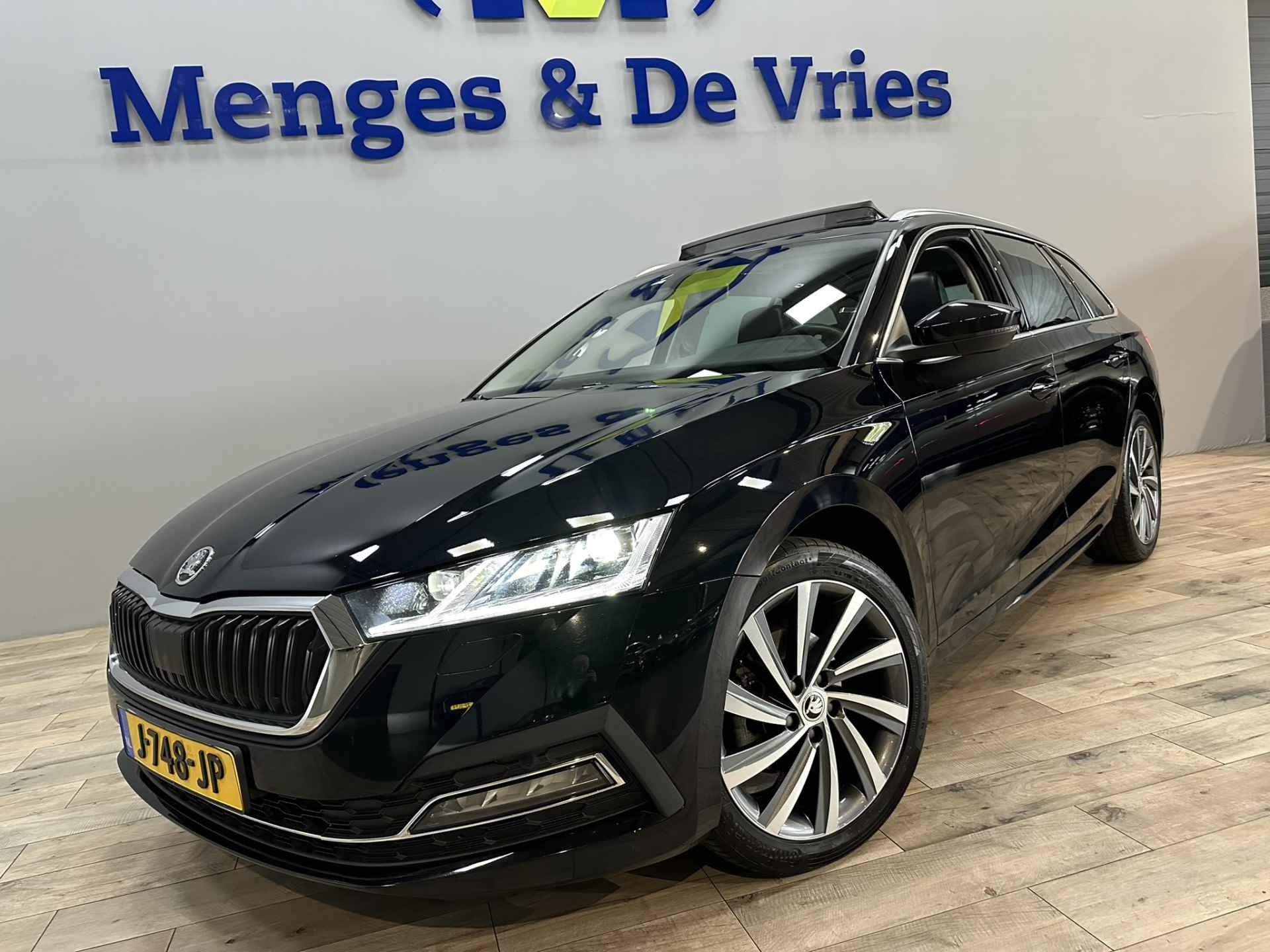 Škoda Octavia Combi 1.5 TSI First Edition Airco ECC | Panorama | Adaptive Cruise | Virtual | Trekhaak | Half leder | Navigatie | Stoelverwarming | Apple Carplay Android Auto | Isofix | NAP | - 42/47