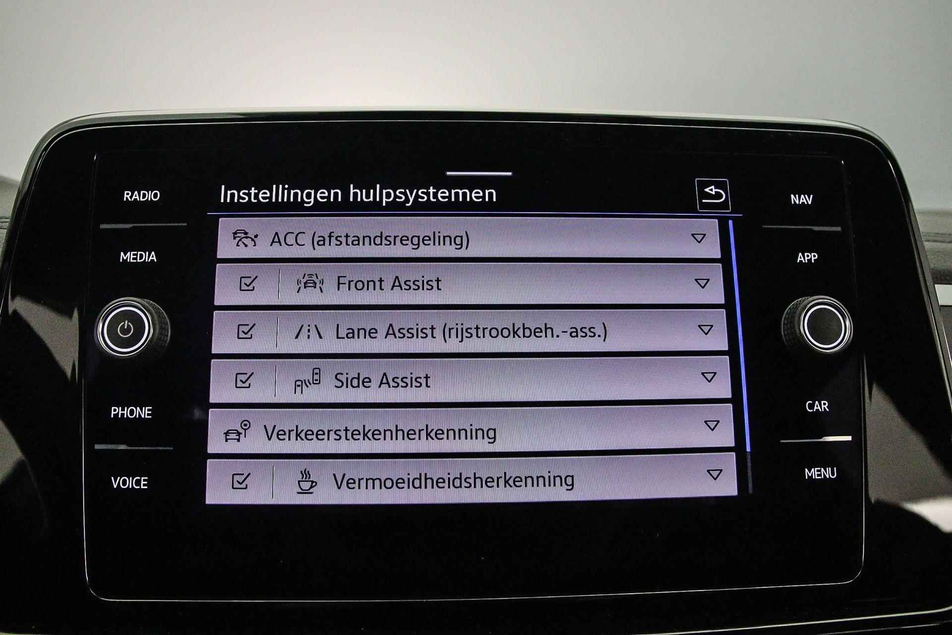 Volkswagen T-Roc R-Line 1.5 TSI 150pk DSG Automaat Panoramadak, LED matrix koplampen, Achteruitrijcamera, Beats audio, Adaptive cruise control, Navigatie, Elektrische achterklep, Stoelverwarming - 29/52