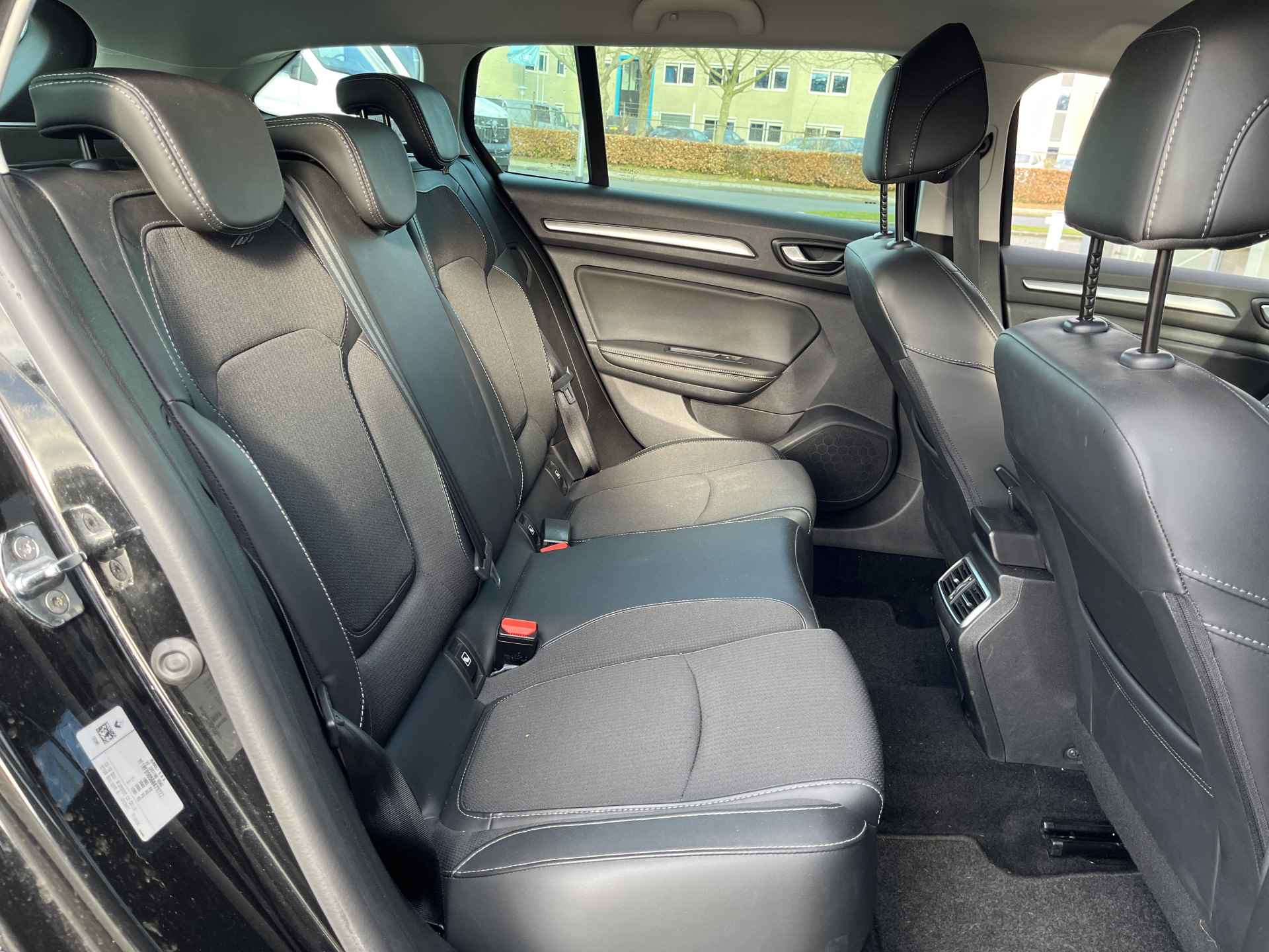 Renault Mégane Estate 1.3 TCe 140 Intens | NL Auto | Climate Control | Navigatie | Apple CarPlay/Android Auto | Parkeersensoren V+A | Keyless | DAB - 32/34