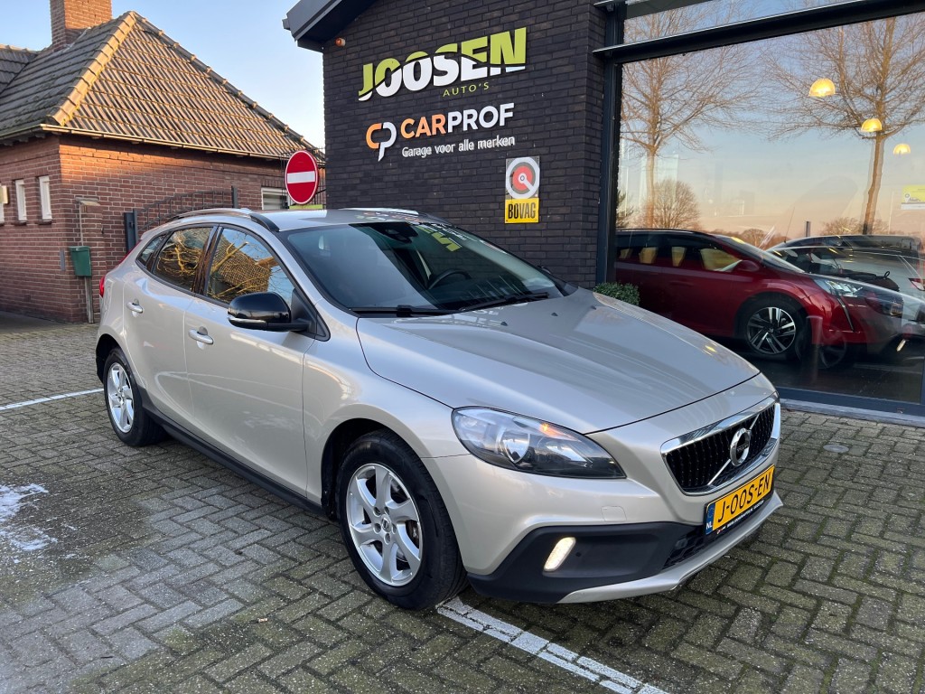 VOLVO V40 2.0 D2 MOMENTUM CROSSCOUNTRY