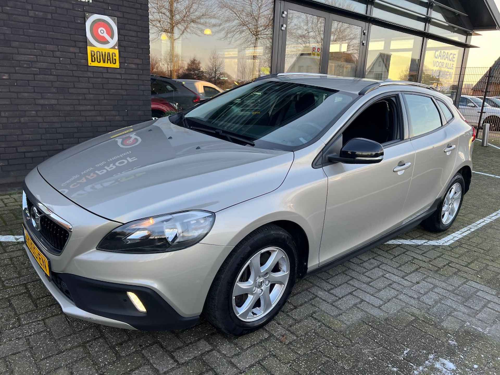 VOLVO V40 2.0 D2 MOMENTUM CROSSCOUNTRY - 9/29