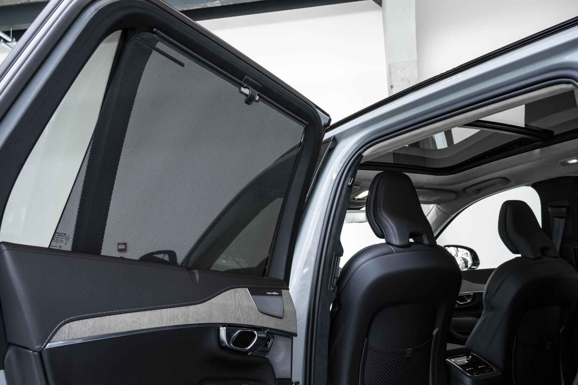 Volvo XC90 T8 Recharge AWD Ultimate Dark | Bowers & Wilkins | Luchtvering | Panoramadak | Stoelventilatie | Stoel- en stuurverwarming | 360º camera - 35/44