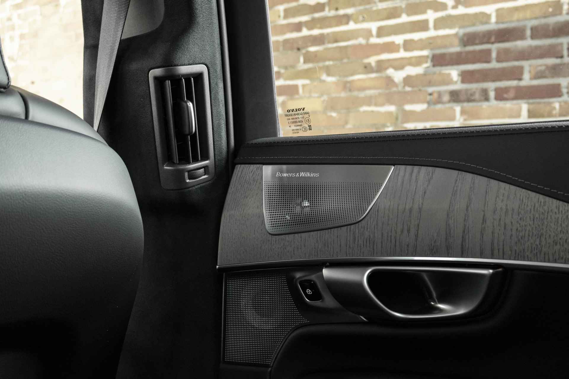 Volvo XC90 T8 Recharge AWD Ultimate Dark | Bowers & Wilkins | Luchtvering | Panoramadak | Stoelventilatie | Stoel- en stuurverwarming | 360º camera - 36/44
