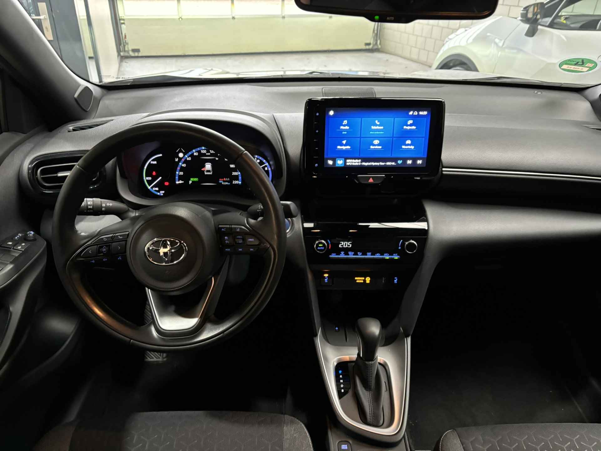 Toyota Yaris Cross 1.5 Hybrid Dynamic / Apple Carplay & Android Auto / Navi / Camera / Stoel & Stuurverwarming / - 3/34