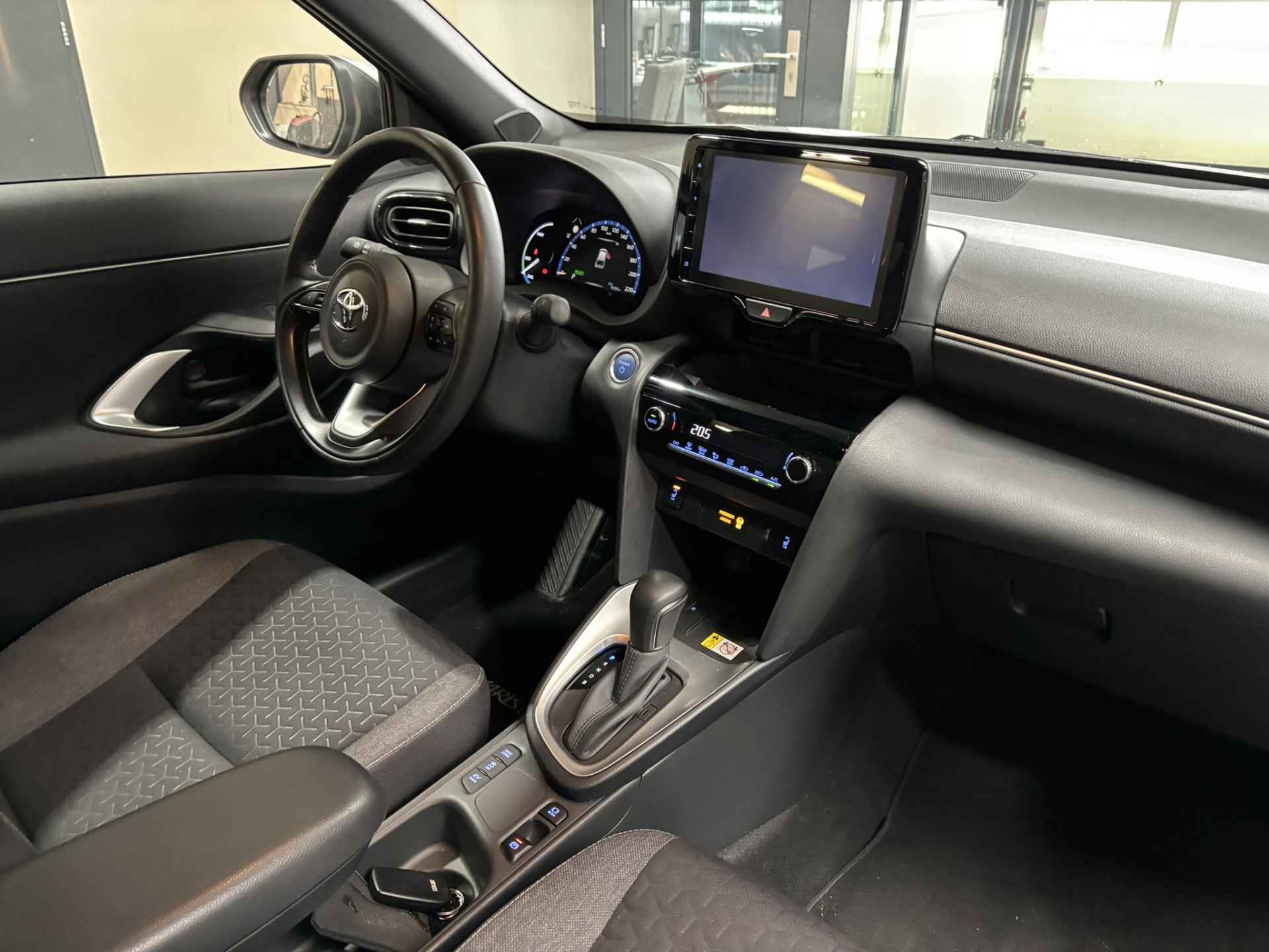 Toyota Yaris Cross 1.5 Hybrid Dynamic / Apple Carplay & Android Auto / Navi / Camera / Stoel & Stuurverwarming / - 7/34