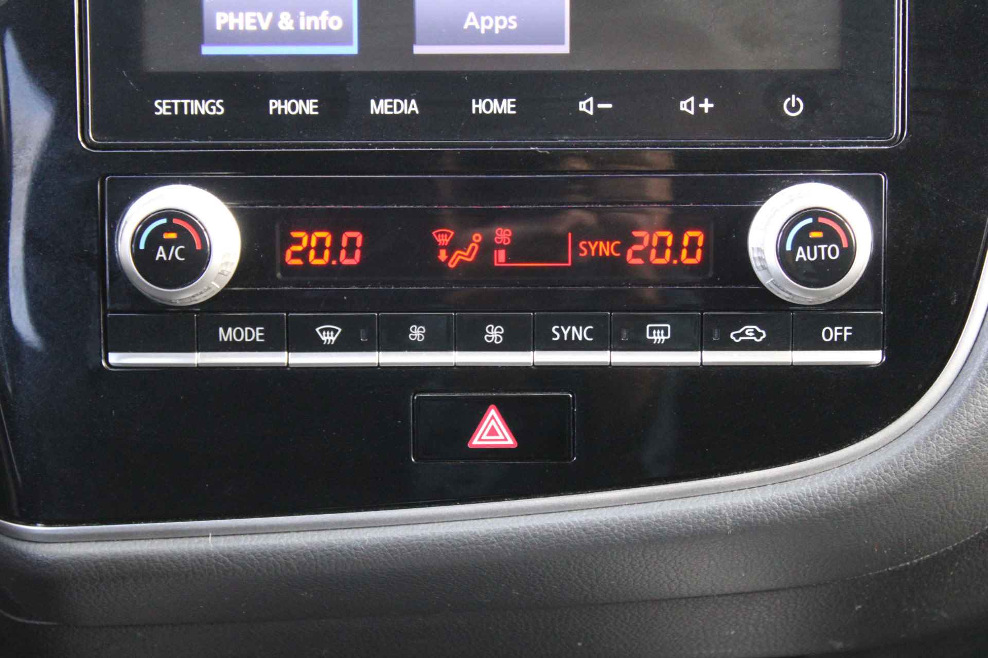 Mitsubishi Outlander 2.4 PHEV Pure | 18" LM | Airco | Cruise | Camera | Automaat | Trekhaak | Apple carplay | Android auto | - 22/36