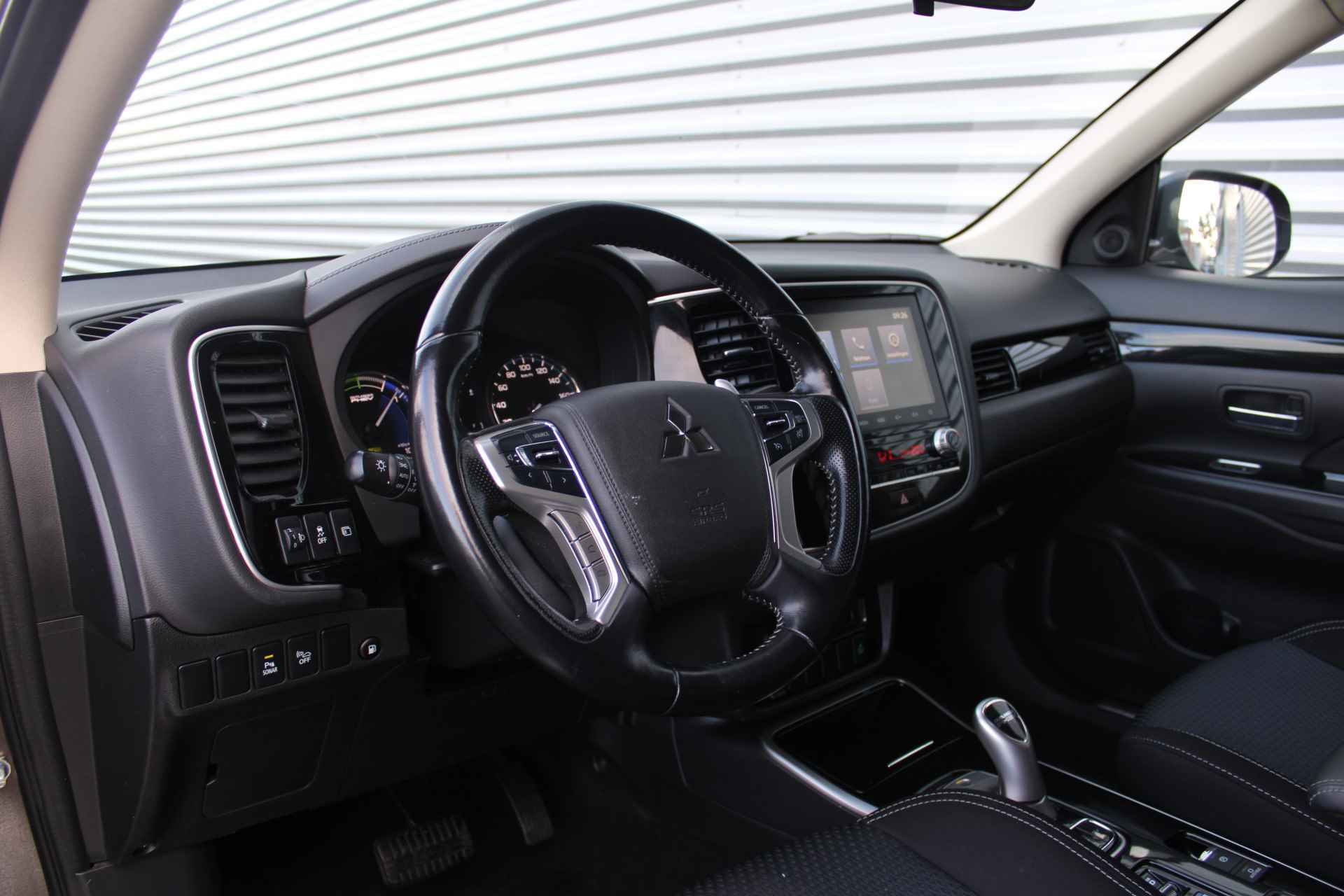 Mitsubishi Outlander 2.4 PHEV Pure | 18" LM | Airco | Cruise | Camera | Automaat | Trekhaak | Apple carplay | Android auto | - 28/36