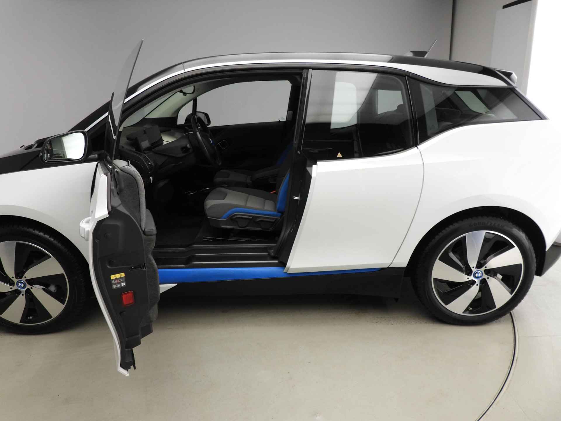 BMW i3 Executive Edition 120Ah 42 kWh | LED | Navigatie | Stoelverwarming | PDC | Clima | DAB | Alu 20 inch - 23/39