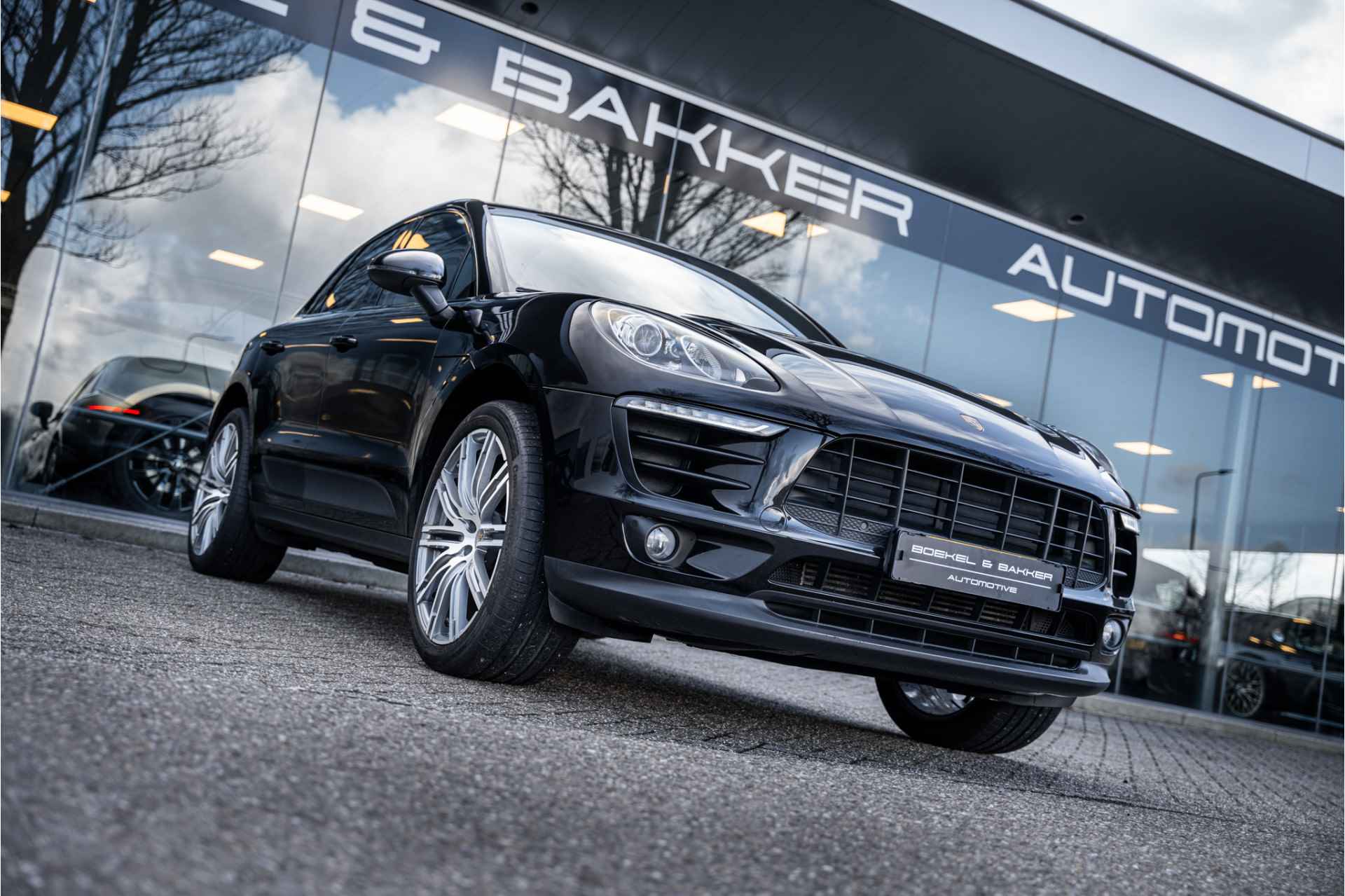 Porsche Macan 2.0 Turbo - 21inch - Luchtvering - Trekhaak - Camera Origineel NL - Dealer onderhouden - NAP! - 19/77