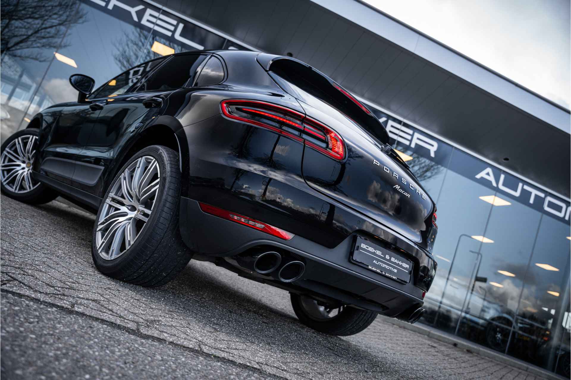 Porsche Macan 2.0 Turbo - 21inch - Luchtvering - Trekhaak - Camera Origineel NL - Dealer onderhouden - NAP! - 29/77