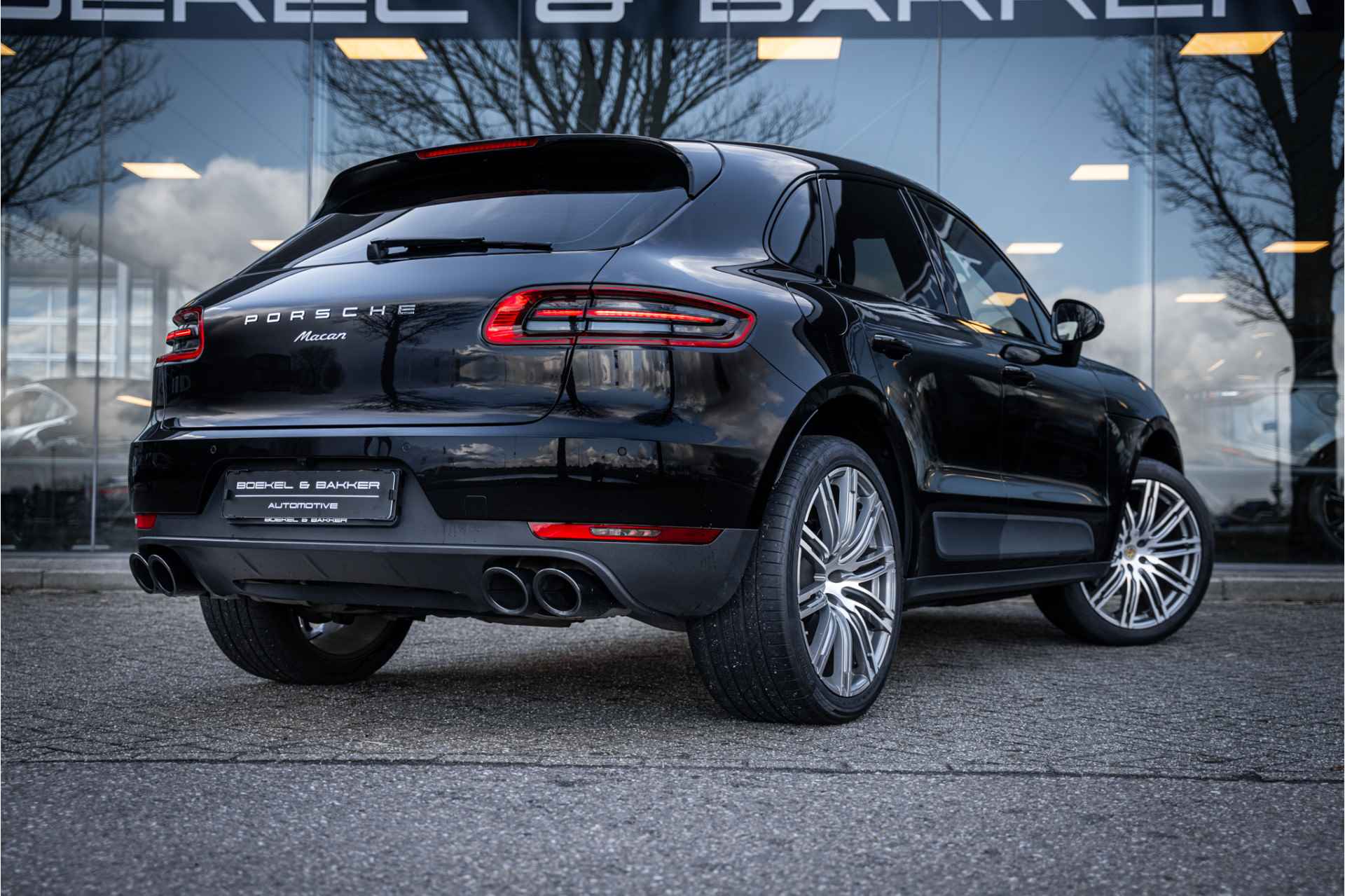 Porsche Macan 2.0 Turbo - 21inch - Luchtvering - Trekhaak - Camera Origineel NL - Dealer onderhouden - NAP! - 35/77