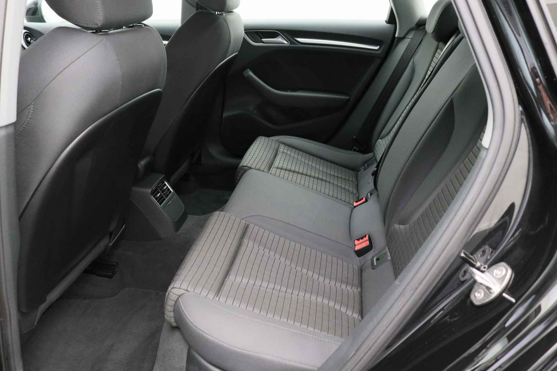 Audi A3 Limousine 1.0 TFSI Sport S Line Edition Bi-Xenon, Sportstoelen, Navigatie, PDC, Trekhaak, 19" - 12/42