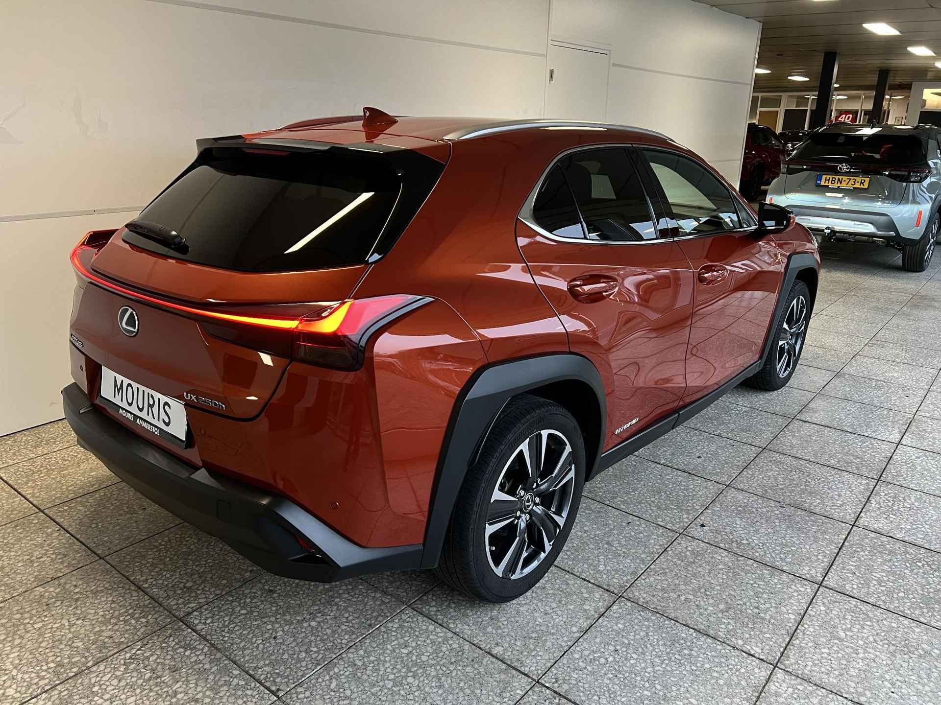 Lexus UX 250h Preference Line - 3/22