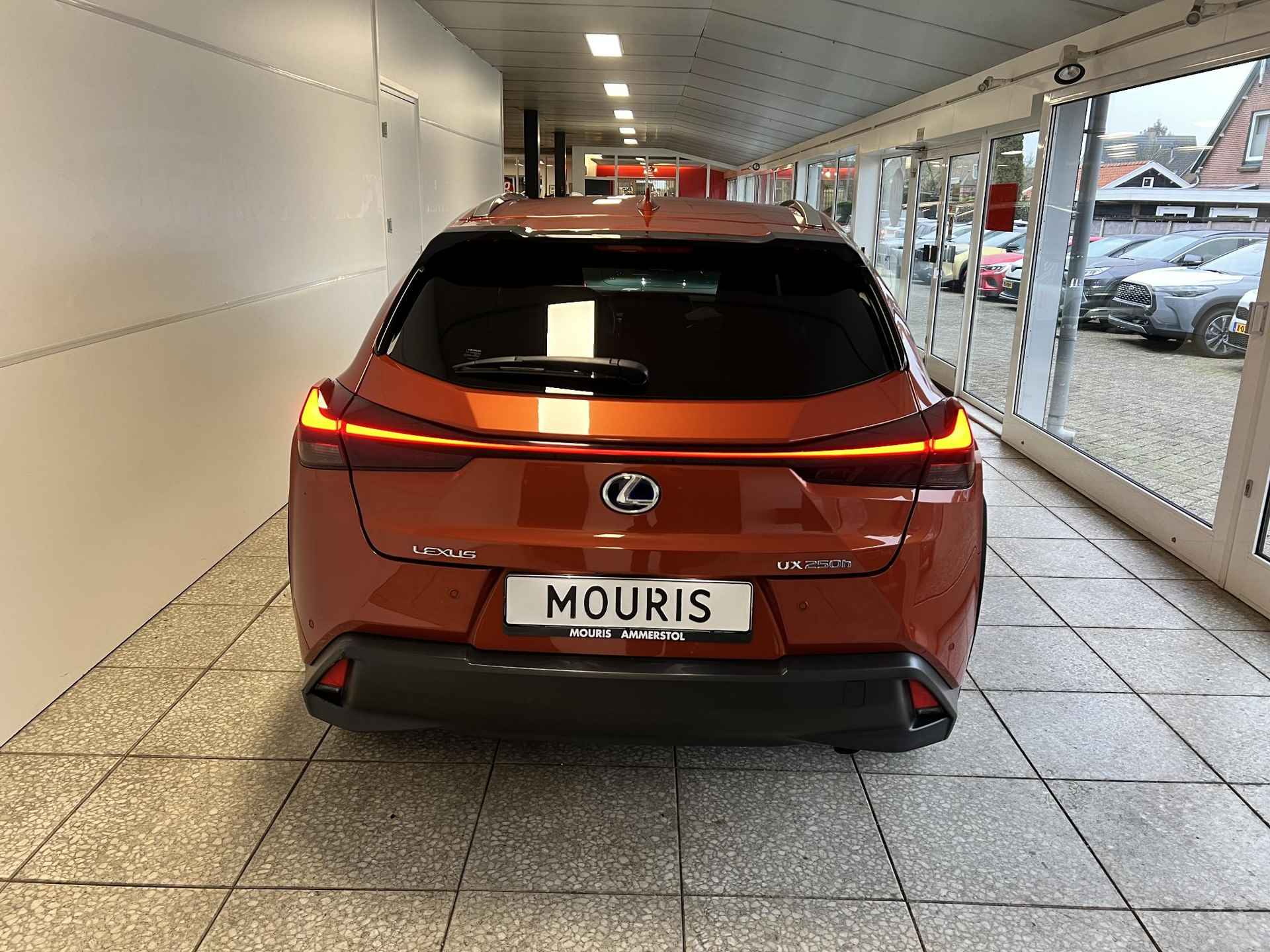 Lexus UX 250h Preference Line - 4/22