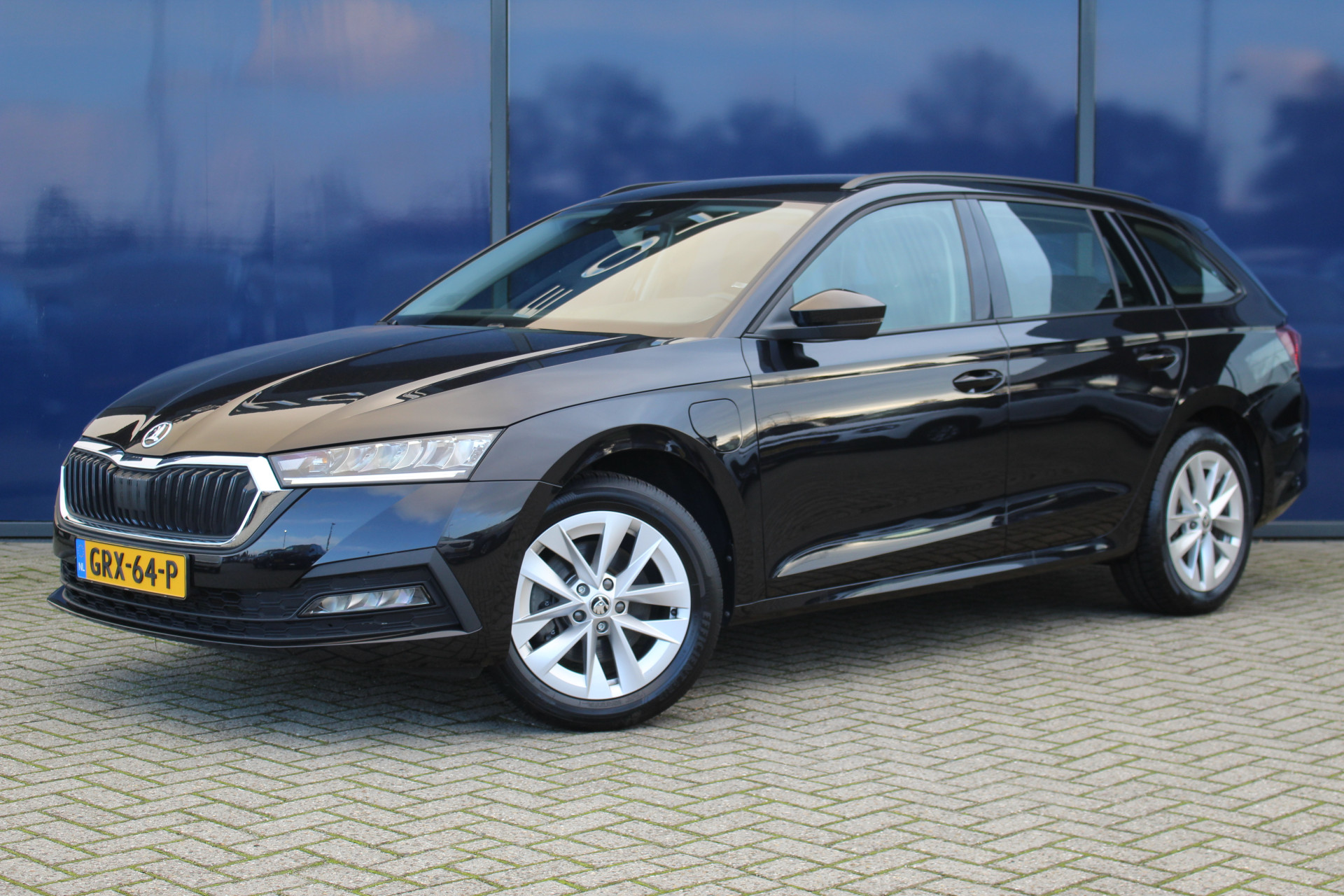 Škoda Octavia Combi 1.4 TSI iV PHEV Style BNS 204 PK | St. Verwarming | LED | Carplay | Climate & cruise contr. | Park Assist | 17" LMV |