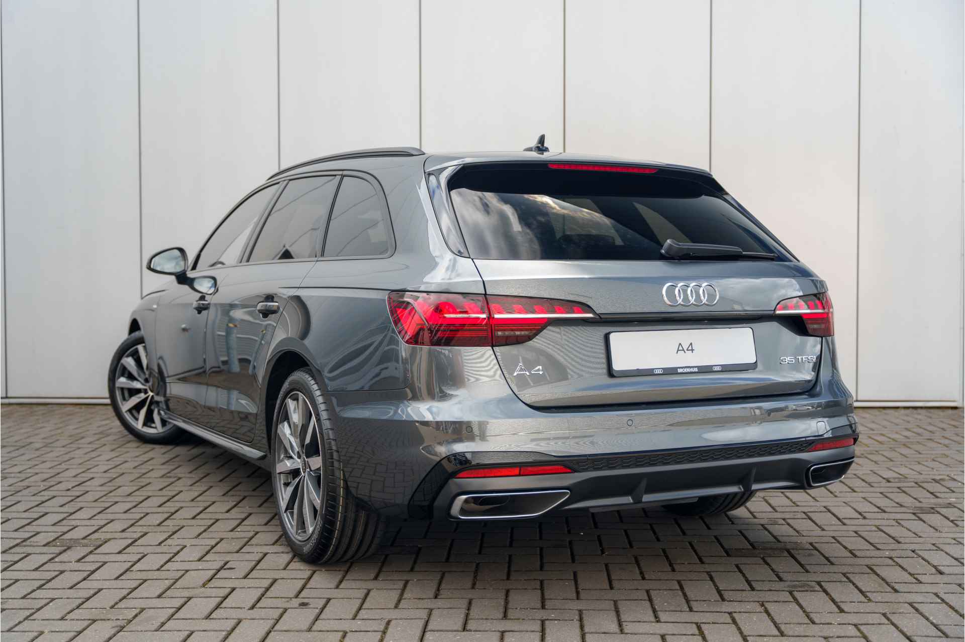 Audi A4 Avant 35 TFSI S edition Competition | Stoelverwarming | Cruise control | Navigatie | Smartphone interface | Optiek zwart - 5/42