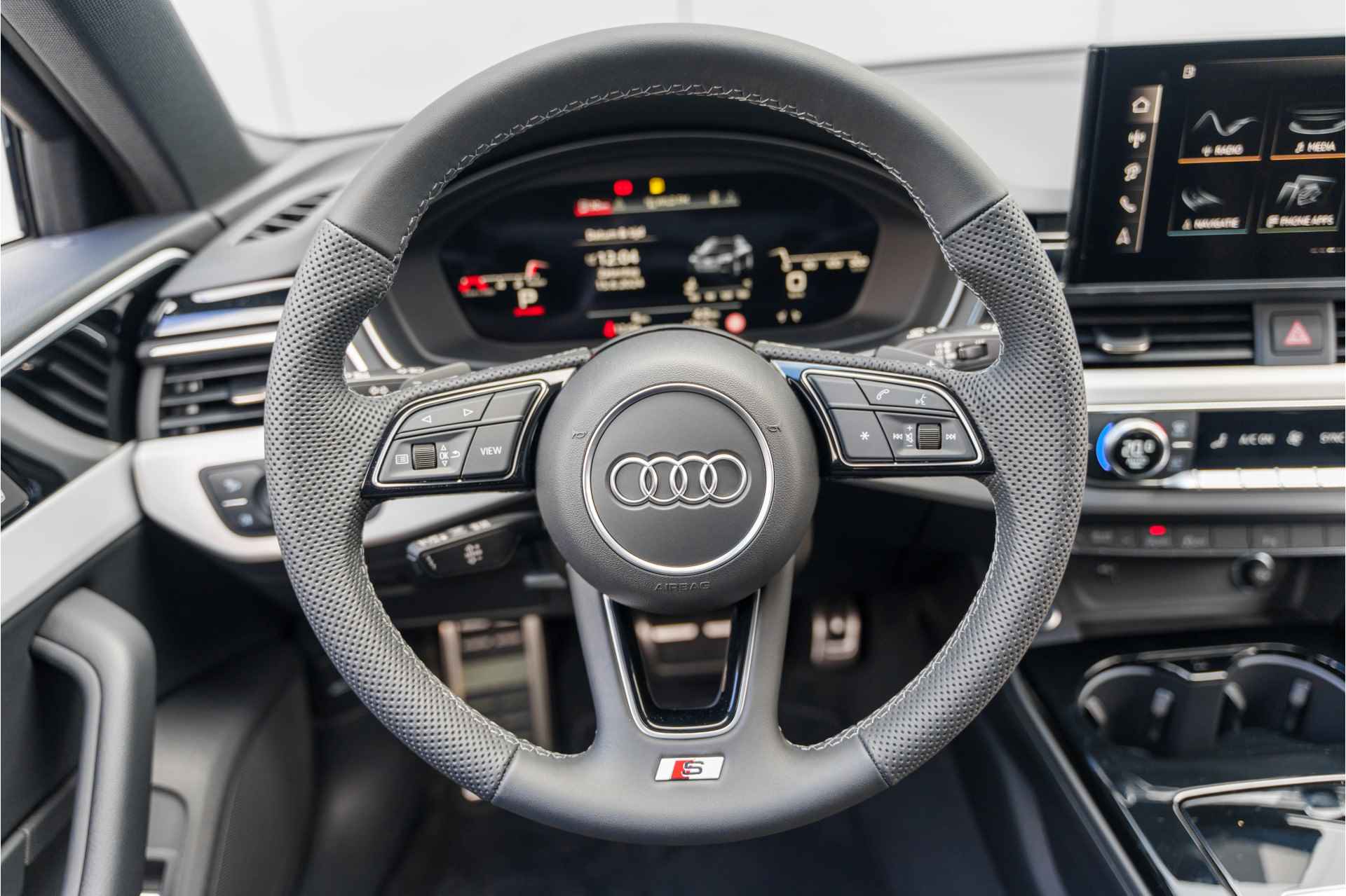 Audi A4 Avant 35 TFSI S edition Competition | Stoelverwarming | Cruise control | Navigatie | Smartphone interface | Optiek zwart - 20/42