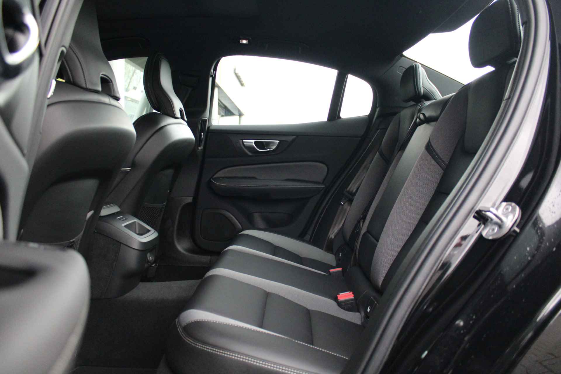 Volvo S60 B4 Plus Dark | HEICO SPORTIV | Panoramadak | Harman/Kardon | Sportstoelen | Adaptive Cruise | BLIS | 20 Inch | Trekhaak - 11/40