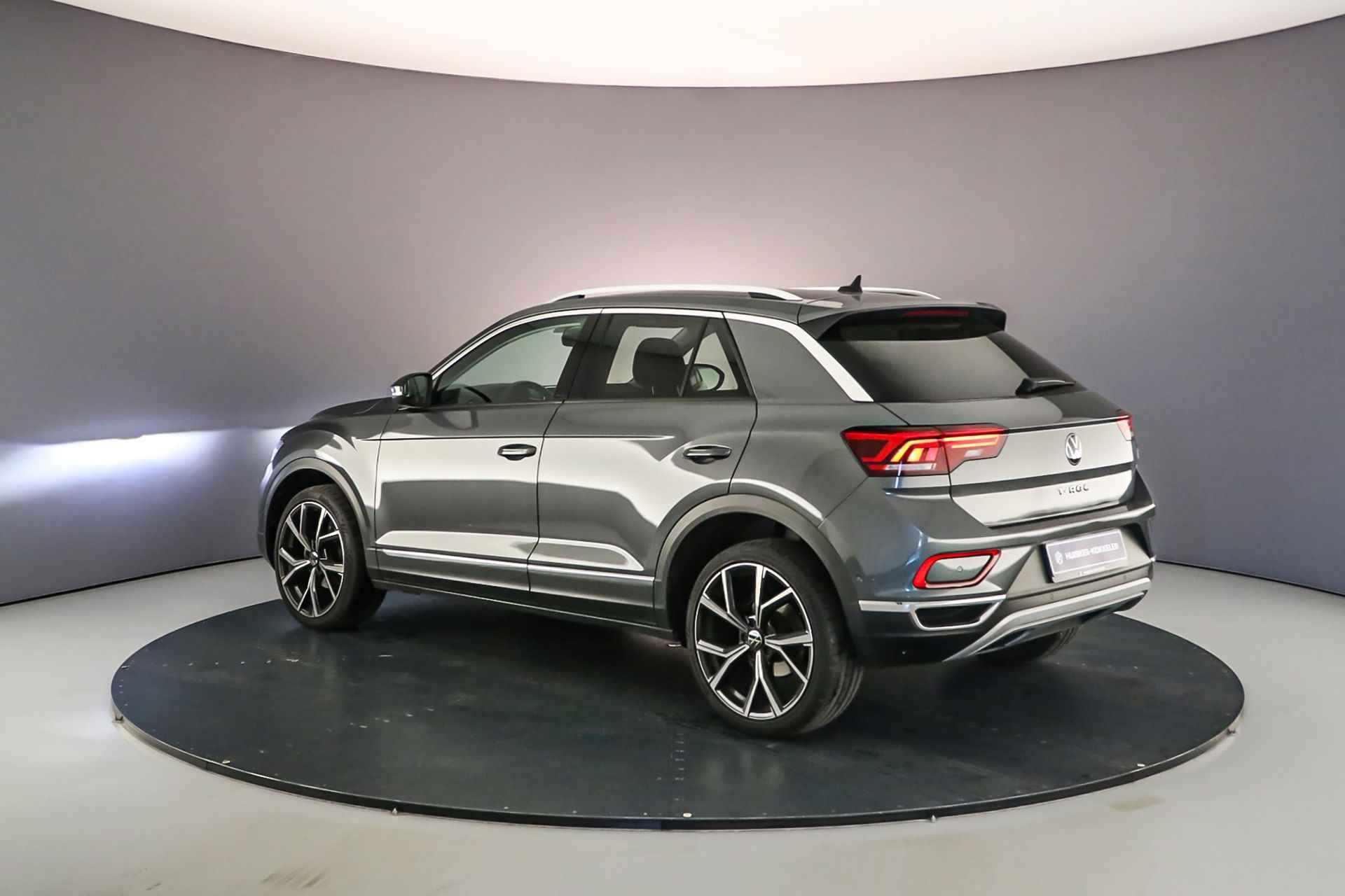 Volkswagen T-Roc Style 1.5 TSI 150pk DSG Automaat Achteruitrijcamera, Navigatie, Stuurwiel verwarmd, Adaptive cruise control, Stoelverwarming, Parkeersensoren, Airco, DAB, LED verlichting - 3/42