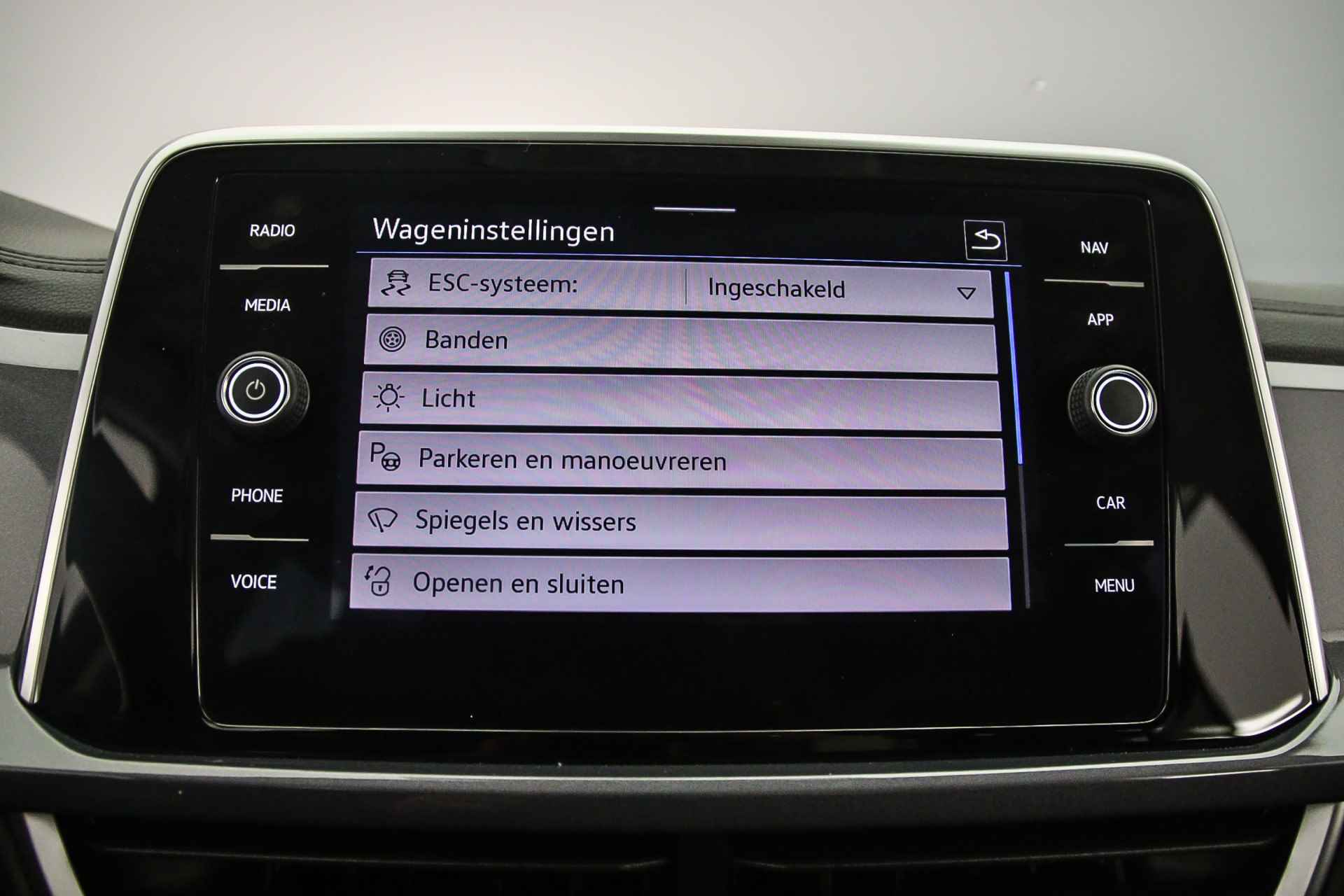 Volkswagen T-Roc Style 1.5 TSI 150pk DSG Automaat Achteruitrijcamera, Navigatie, Stuurwiel verwarmd, Adaptive cruise control, Stoelverwarming, Parkeersensoren, Airco, DAB, LED verlichting - 28/42