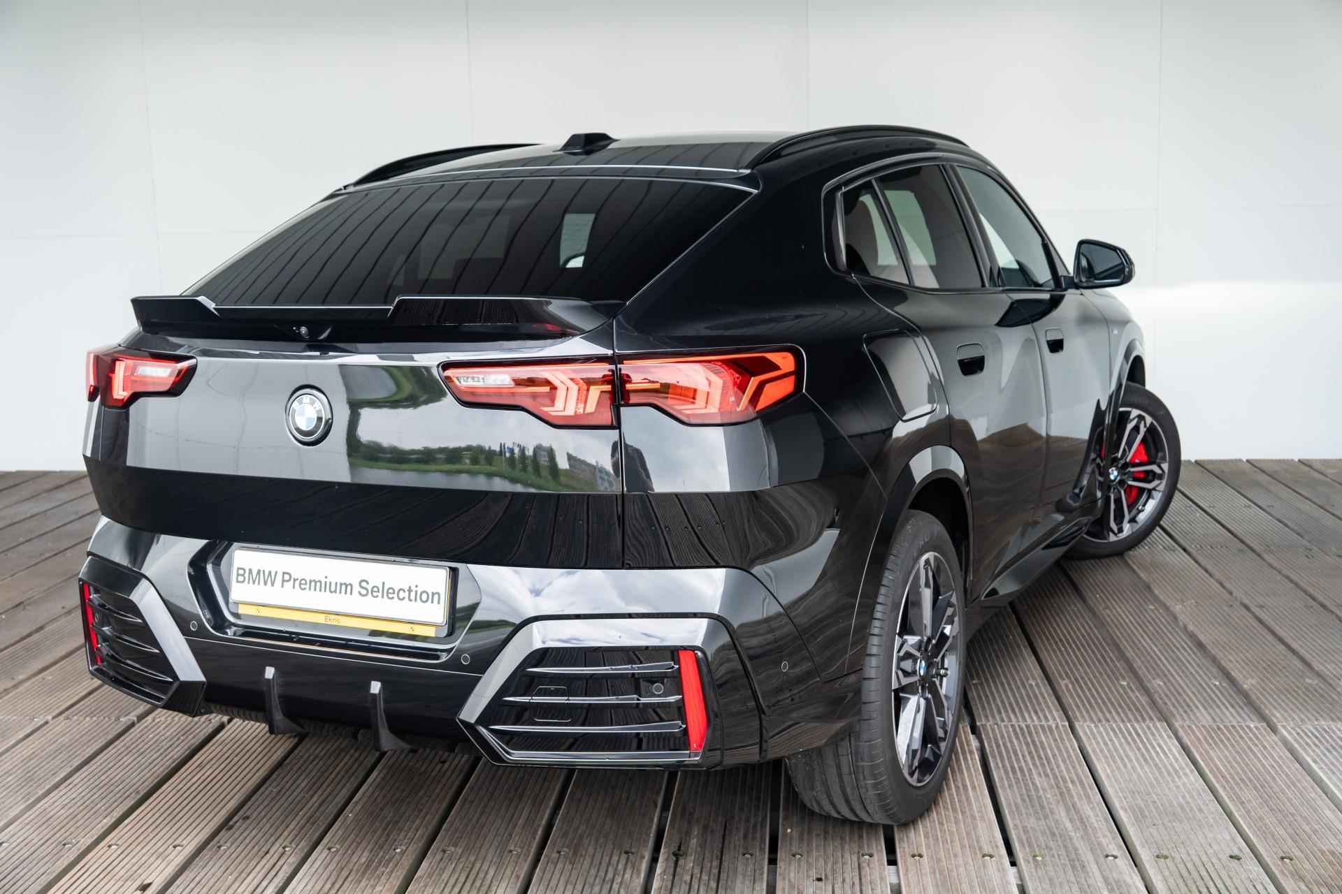 BMW X2 sDrive20i / M Sportpakket Pro / Harman Kardon / Head-Up Display / Elektrische trekhaak / Verwarmde voorstoelen / Shadow Line koplampen / Vergrote brandstoftank | Showroom Sale - 2/41