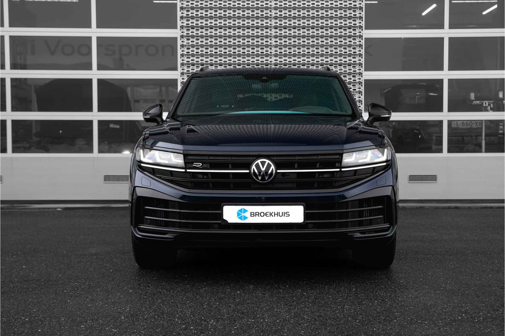 Volkswagen Touareg 3.0TSi 462pk eHybrid 4MOTION R | Servosluiting | Nachtzicht | Panoramadak | Luchtvering | Trekhaak | - 4/45