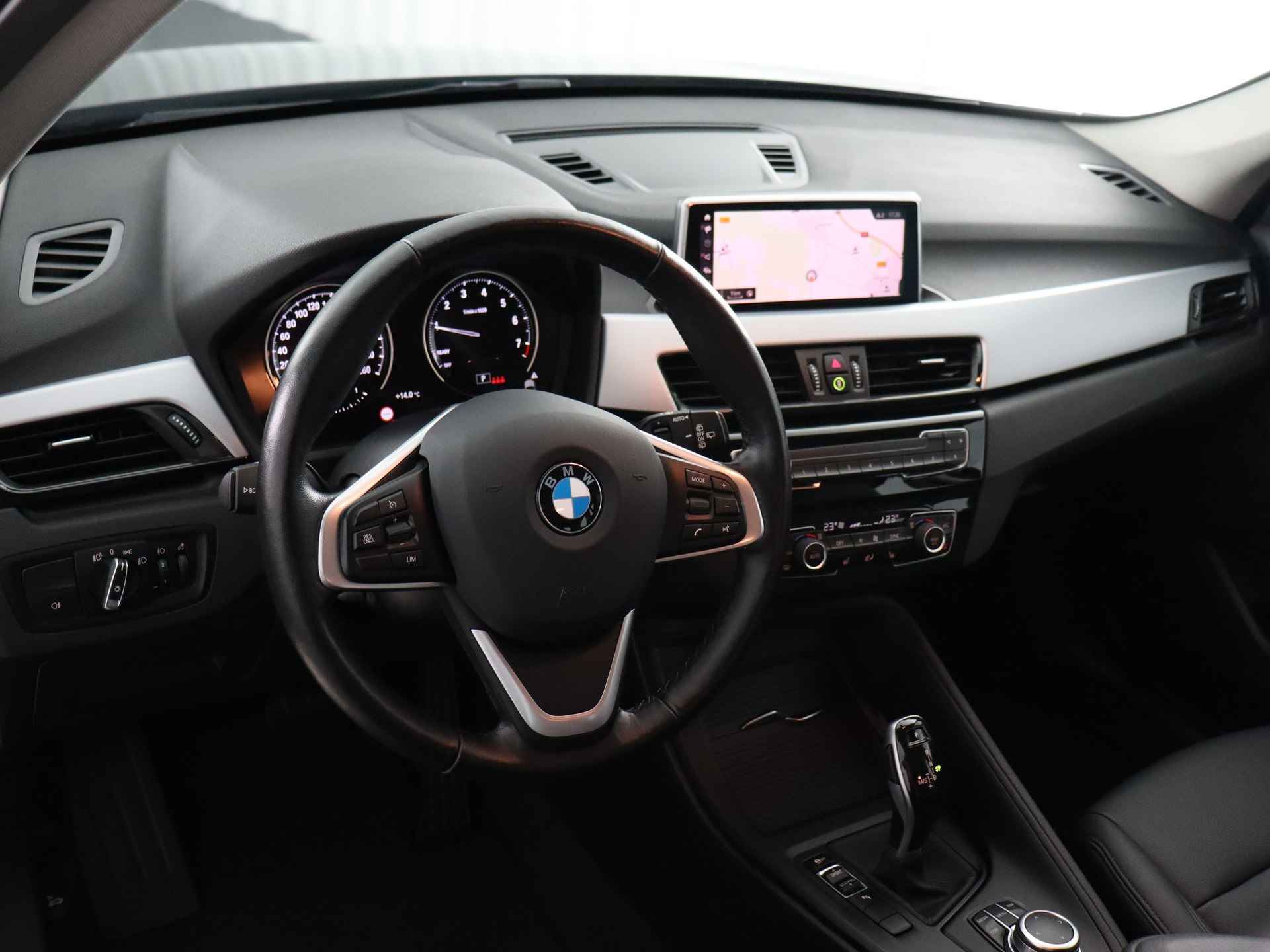 BMW X1 sDrive18i Business Edition Plus (Leer / PDC / Voorstoelen Verwarmd / Navi Plus / Cruise / DAB) - 3/54