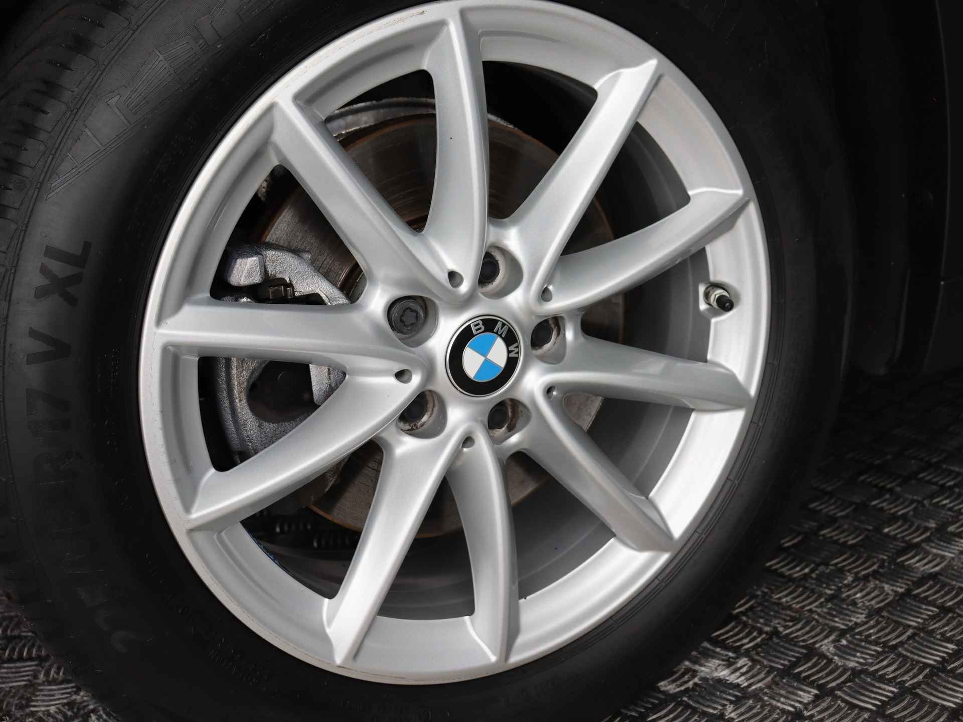 BMW X1 sDrive18i Business Edition Plus (Leer / PDC / Voorstoelen Verwarmd / Navi Plus / Cruise / DAB) - 27/54