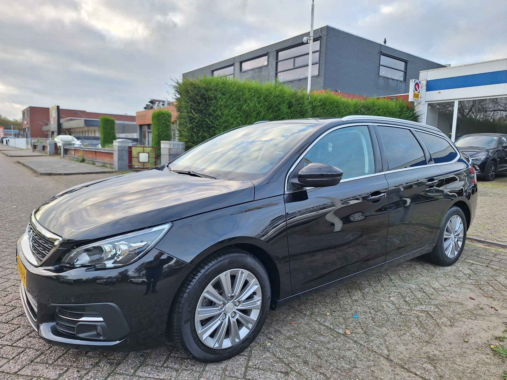 Peugeot 308 SW 1.2 PureTech Allure ,CLIMA/PDC/NAVI/PANORAMA/ENZ.... - 2/30