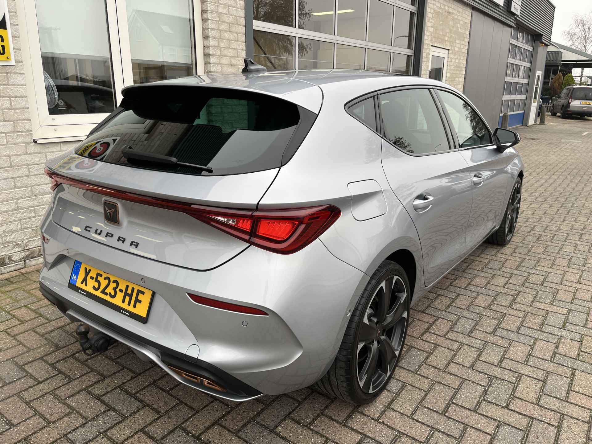 CUPRA Leon 1.4 e-Hybrid VZ Performance / AUTOMAAT/ PANO/ NAVI/ FULL-LINK/ MATRIX/ ELEKTR. STOEL/ CAMERA/ STOEL-STUURVERWARM./ TREKHAAK/ DAB/ VIRTUAL COCKPIT/ CRUISE/ 19'' LMV - 39/44