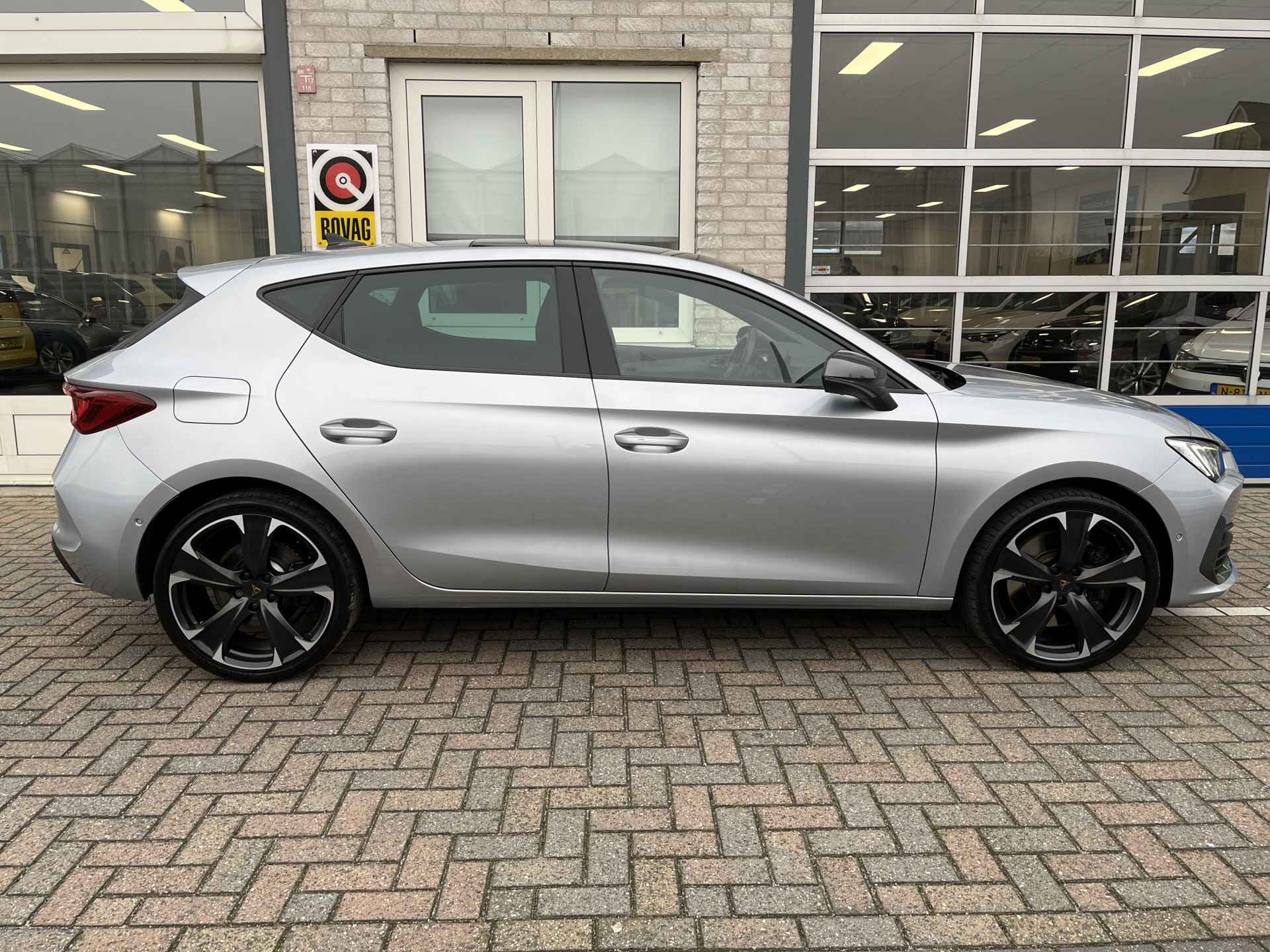 CUPRA Leon 1.4 e-Hybrid VZ Performance / AUTOMAAT/ PANO/ NAVI/ FULL-LINK/ MATRIX/ ELEKTR. STOEL/ CAMERA/ STOEL-STUURVERWARM./ TREKHAAK/ DAB/ VIRTUAL COCKPIT/ CRUISE/ 19'' LMV - 40/44