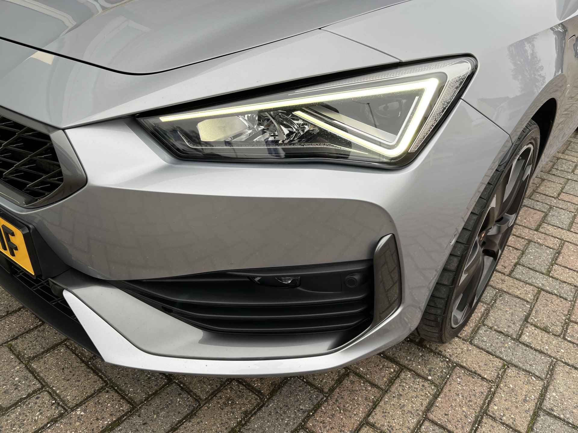 CUPRA Leon 1.4 e-Hybrid VZ Performance / AUTOMAAT/ PANO/ NAVI/ FULL-LINK/ MATRIX/ ELEKTR. STOEL/ CAMERA/ STOEL-STUURVERWARM./ TREKHAAK/ DAB/ VIRTUAL COCKPIT/ CRUISE/ 19'' LMV - 42/44