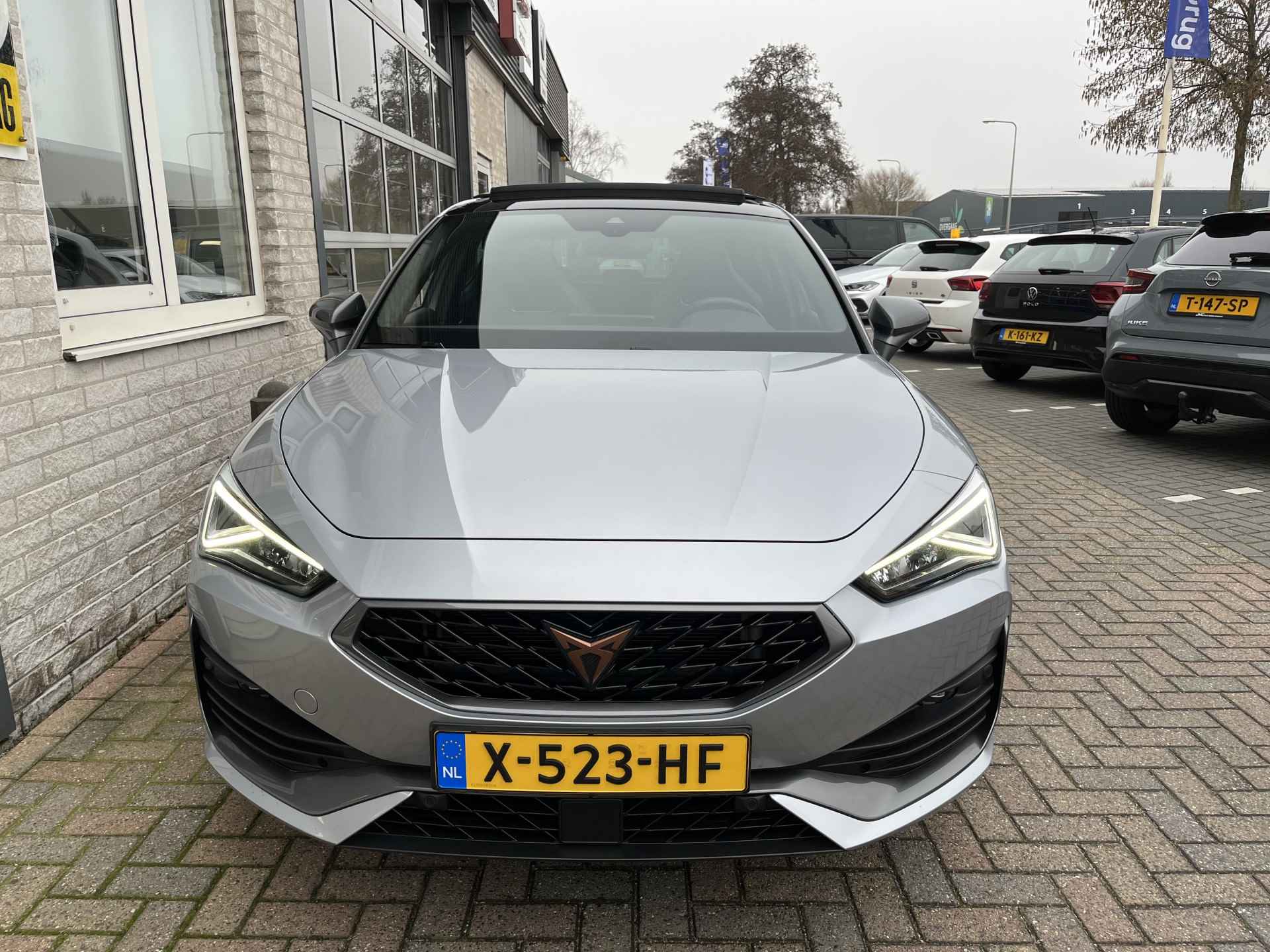 CUPRA Leon 1.4 e-Hybrid VZ Performance / AUTOMAAT/ PANO/ NAVI/ FULL-LINK/ MATRIX/ ELEKTR. STOEL/ CAMERA/ STOEL-STUURVERWARM./ TREKHAAK/ DAB/ VIRTUAL COCKPIT/ CRUISE/ 19'' LMV - 35/44