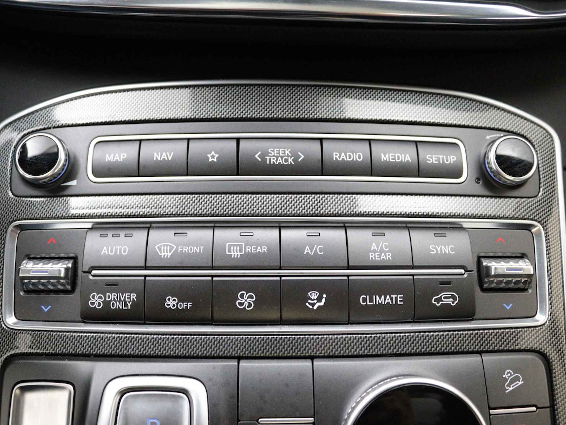 Hyundai Santa Fe 1.6 T-GDI HEV PrSk7p | 360 Camera | Panorama dak | Carplay | Tre - 43/59