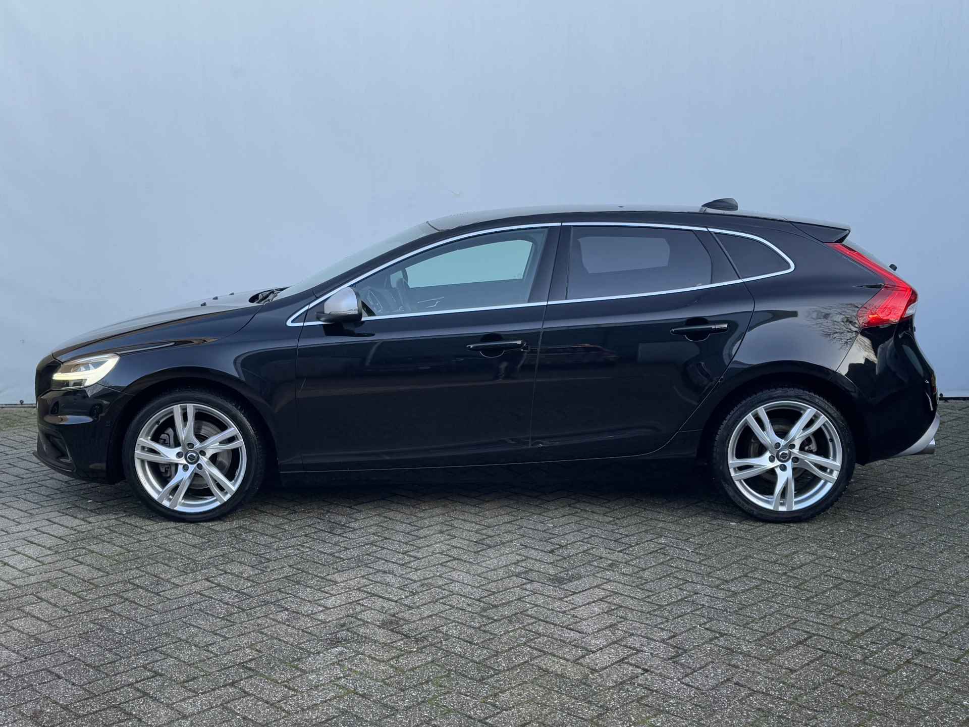 Volvo V40 2.0 D3 Automaat Business Sport Luxury Line | Standkachel | DAB | Camera - 9/36