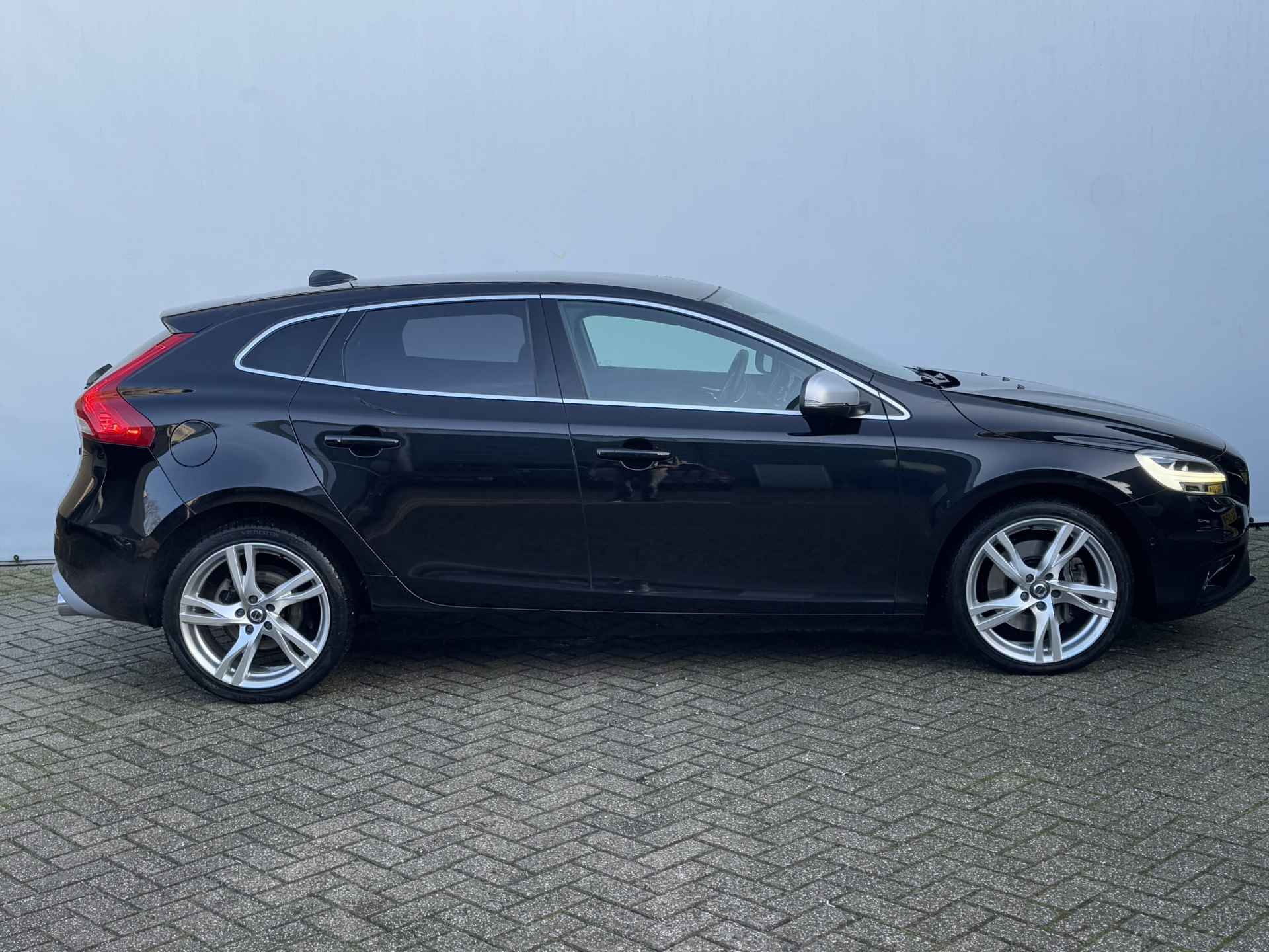 Volvo V40 2.0 D3 Automaat Business Sport Luxury Line | Standkachel | DAB | Camera - 11/36