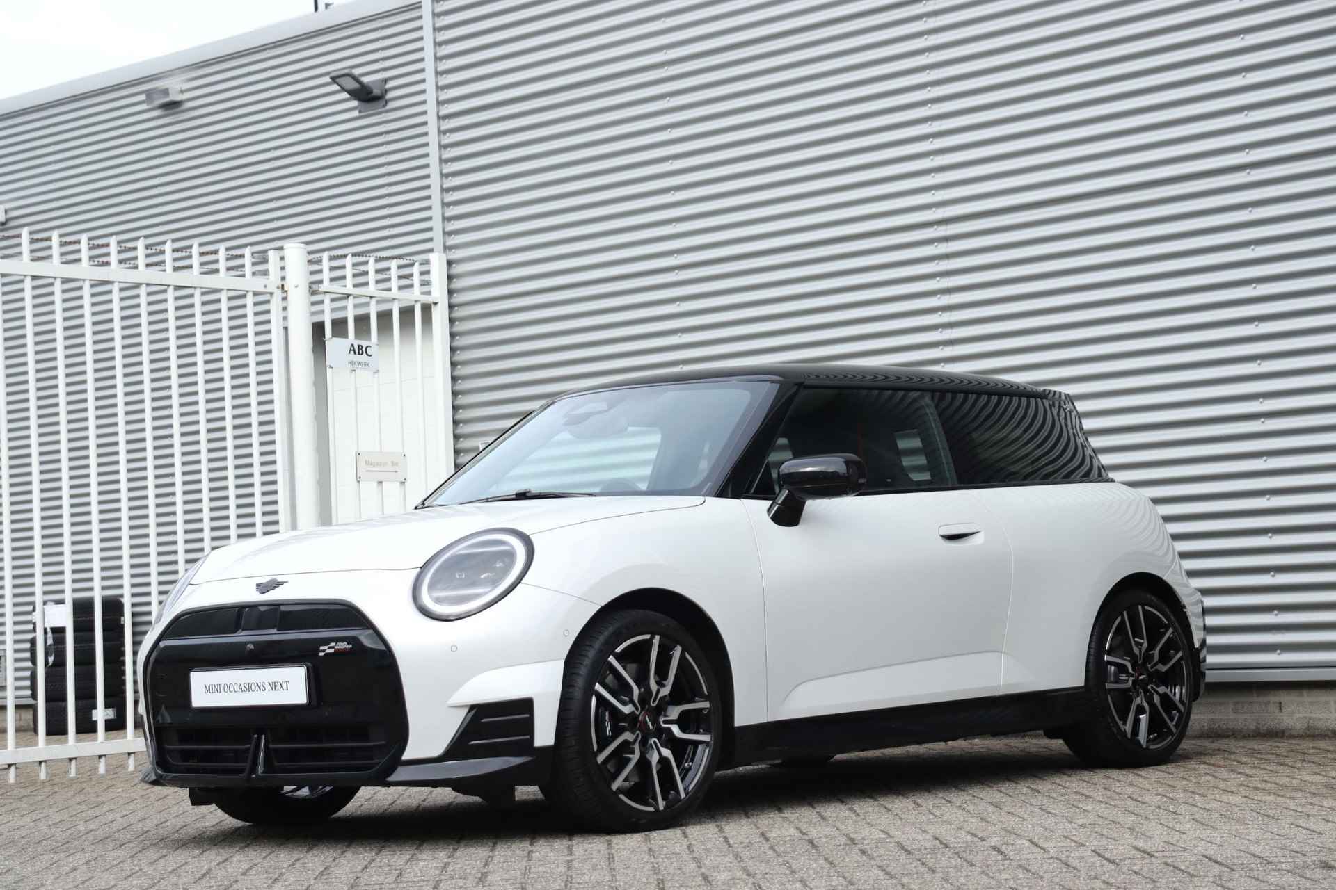 MINI 3-deurs Cooper E | John Cooper Works + Pakket XL + Panodak + Head-Up + Driving Assistant Plus + Harman Kardon + Elektr. Stoelen + 18'' LMV - 32/32