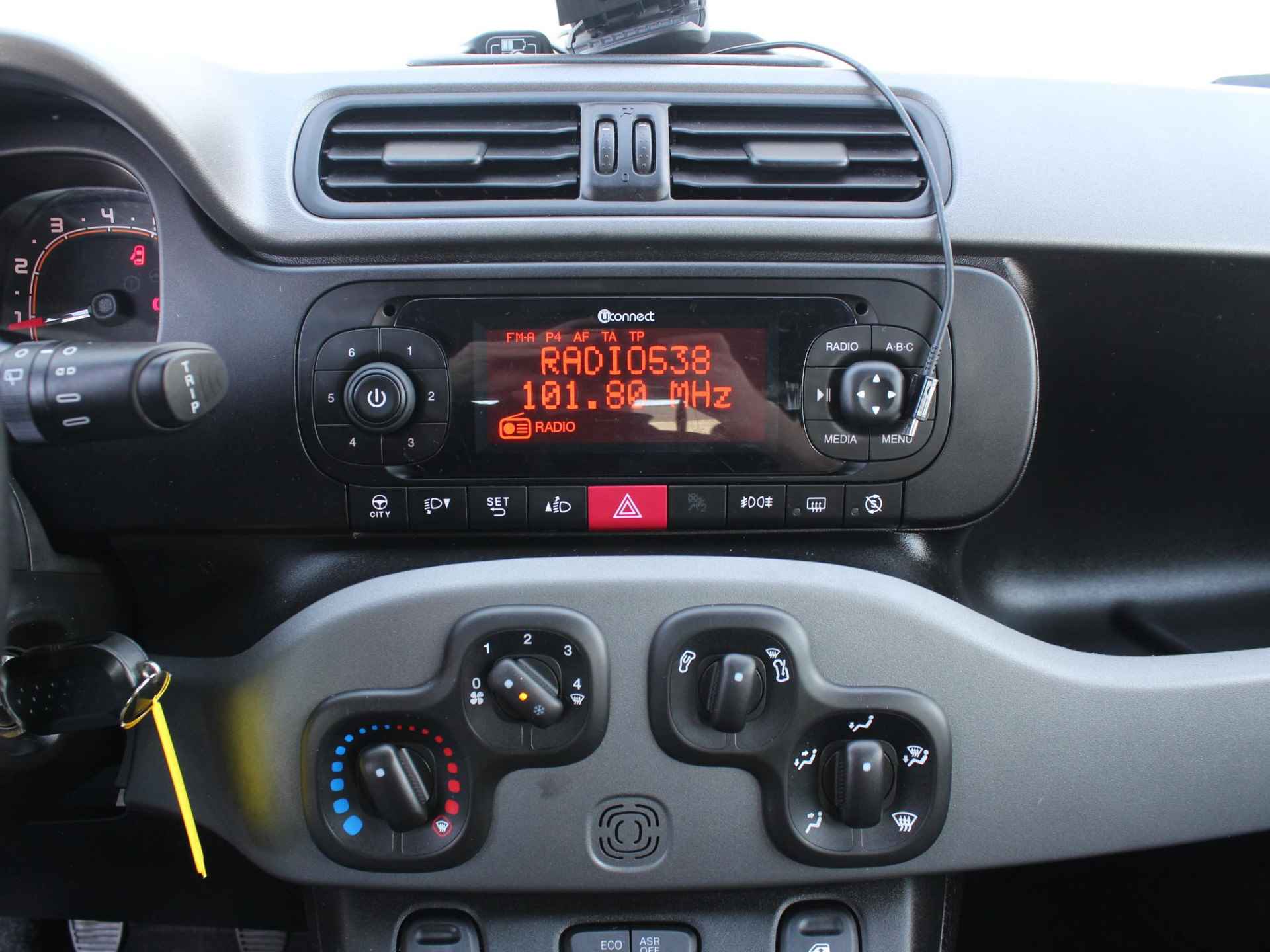 Fiat Panda 0.9 TwinAir Lounge / Airco / Bluetooth / Trekhaak (800 KG) / Radio-/USB / 5 Persoons / - 25/35