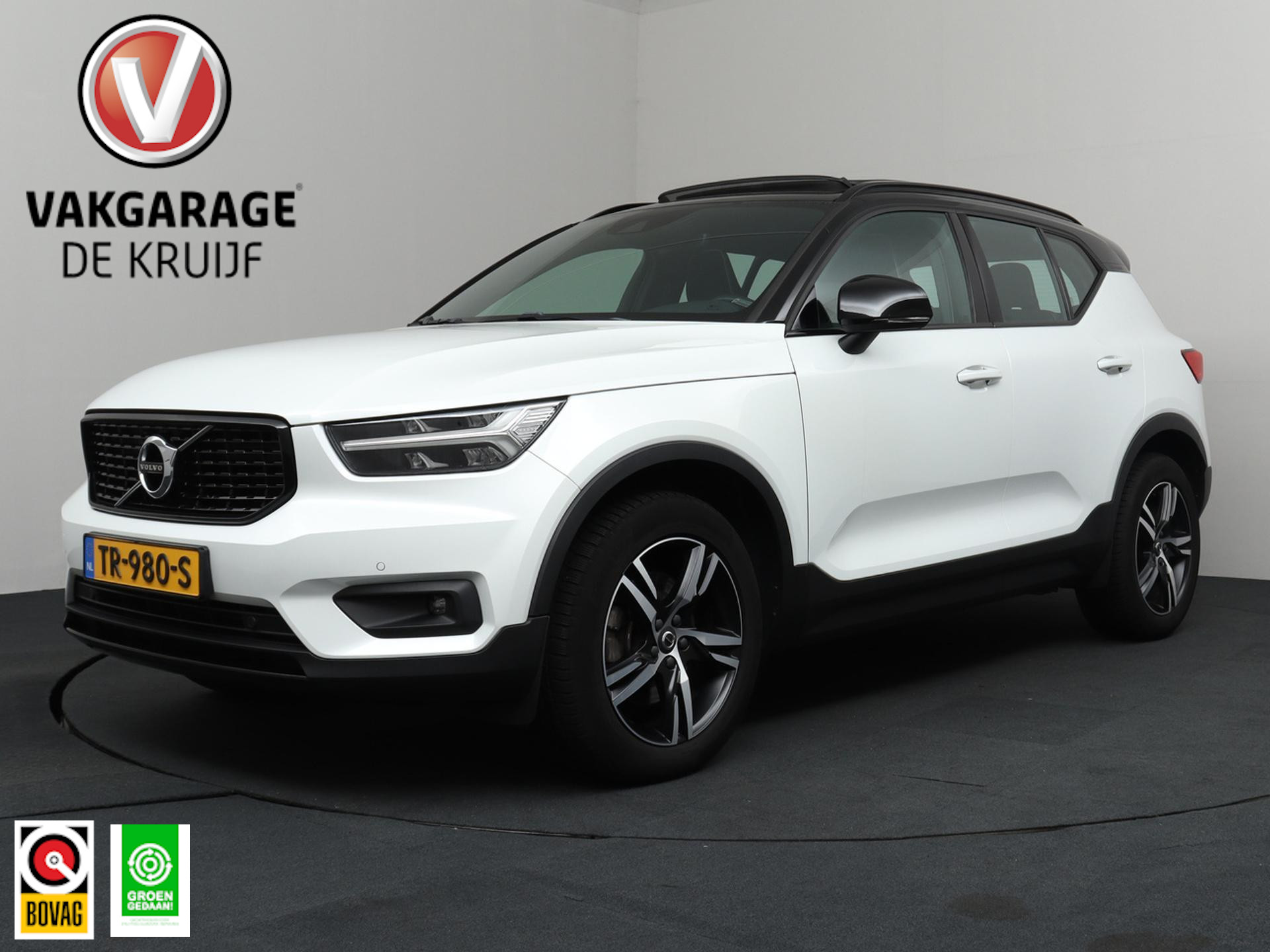 Volvo XC40 2.0 T4 R-Design Automaat | Panodak | ACC | Wegklapbare Trekhaak!