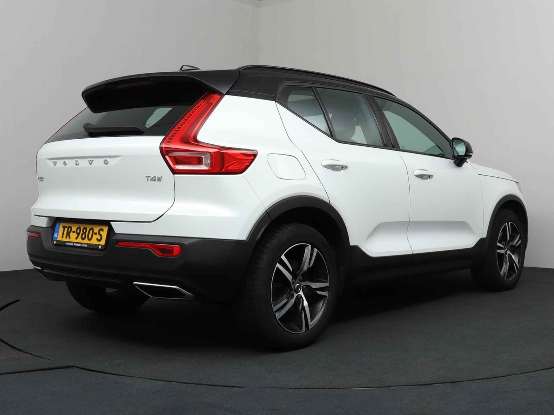 Volvo XC40 2.0 T4 R-Design Automaat | Panodak | ACC | Wegklapbare Trekhaak! - 2/42