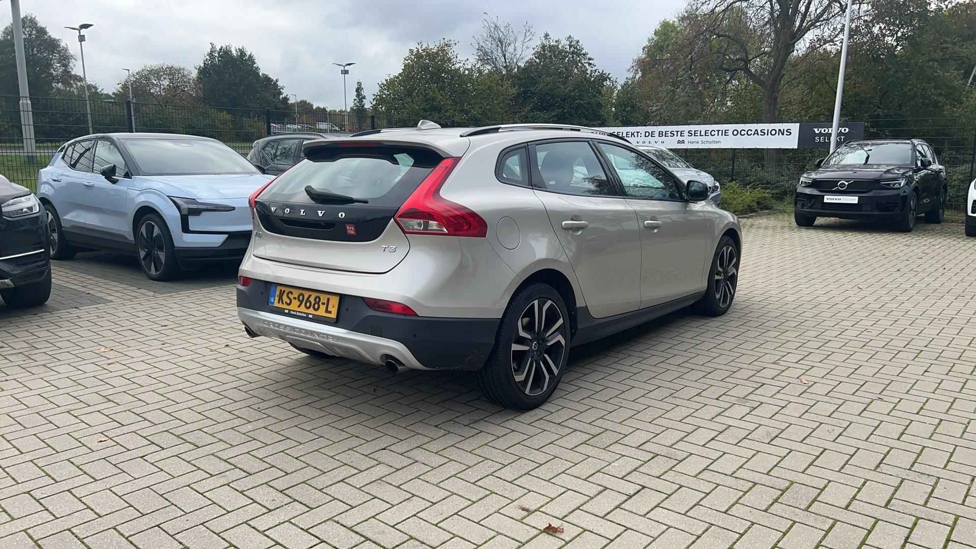 Volvo V40 Cross Country T3 153PK AUT6 Nordic+ Camera, Park Assist Voor&Achter, Panoramadak, Standkachel, Lederen bekleding & Stoelverwarming, Elektr. Bestuurdersstoel, Cruise Control & Limiter, Volvo OnCall (app), Keyless Drive, Trekhaak, - 3/11