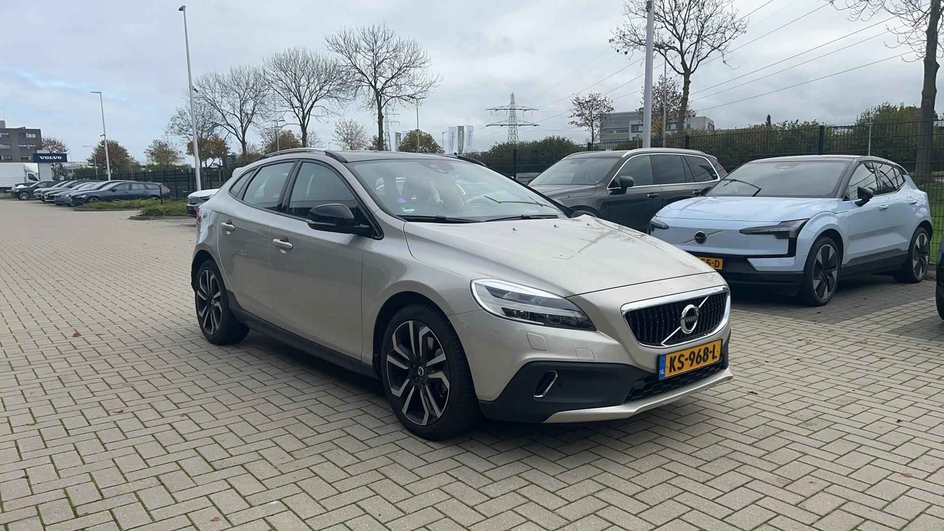 Volvo V40 Cross Country T3 153PK AUT6 Nordic+ Camera, Park Assist Voor&Achter, Panoramadak, Standkachel, Lederen bekleding & Stoelverwarming, Elektr. Bestuurdersstoel, Cruise Control & Limiter, Volvo OnCall (app), Keyless Drive, Trekhaak, - 4/11