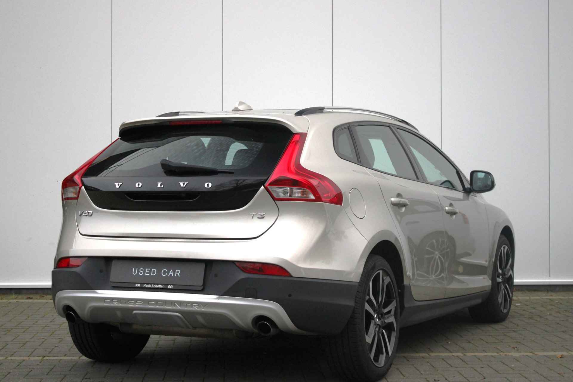 Volvo V40 Cross Country T3 153PK AUT6 Nordic+ Camera, Park Assist Voor&Achter, Panoramadak, Standkachel, Lederen bekleding & Stoelverwarming, Elektr. Bestuurdersstoel, Cruise Control & Limiter, Volvo OnCall (app), Keyless Drive, Trekhaak, - 2/23