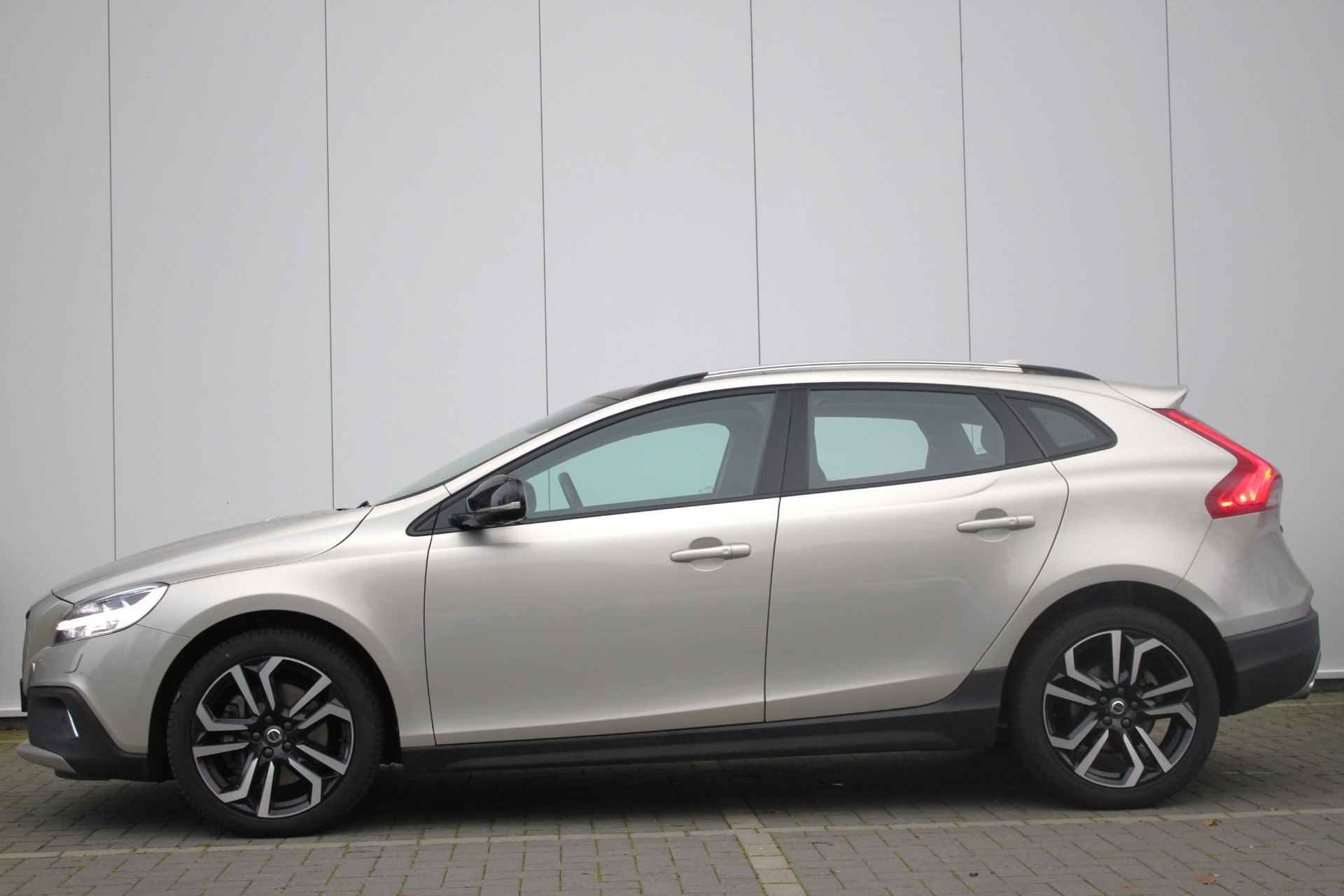 Volvo V40 Cross Country T3 153PK AUT6 Nordic+ Camera, Park Assist Voor&Achter, Panoramadak, Standkachel, Lederen bekleding & Stoelverwarming, Elektr. Bestuurdersstoel, Cruise Control & Limiter, Volvo OnCall (app), Keyless Drive, Trekhaak, - 8/23