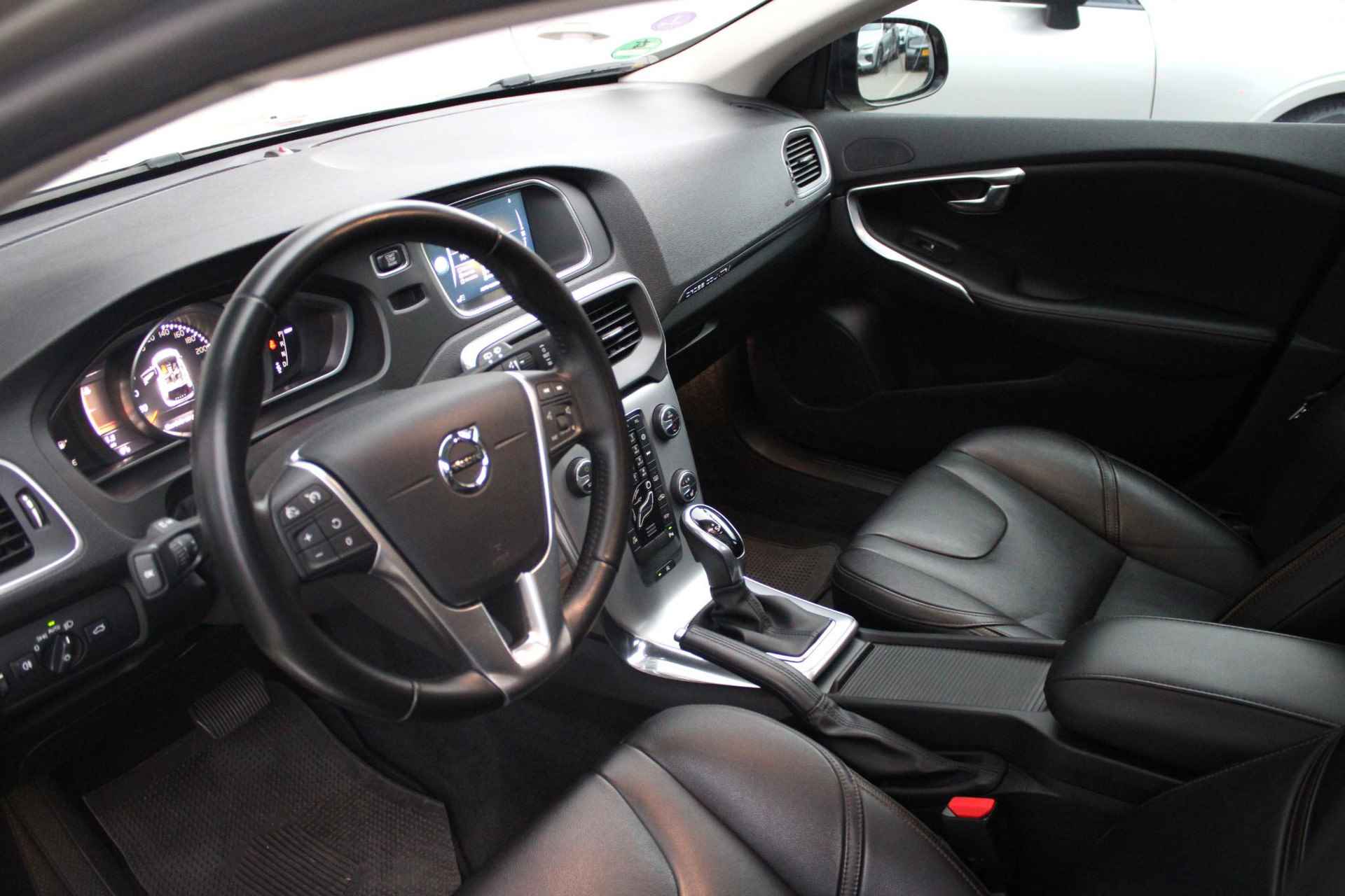 Volvo V40 Cross Country T3 153PK AUT6 Nordic+ Camera, Park Assist Voor&Achter, Panoramadak, Standkachel, Lederen bekleding & Stoelverwarming, Elektr. Bestuurdersstoel, Cruise Control & Limiter, Volvo OnCall (app), Keyless Drive, Trekhaak, - 9/23