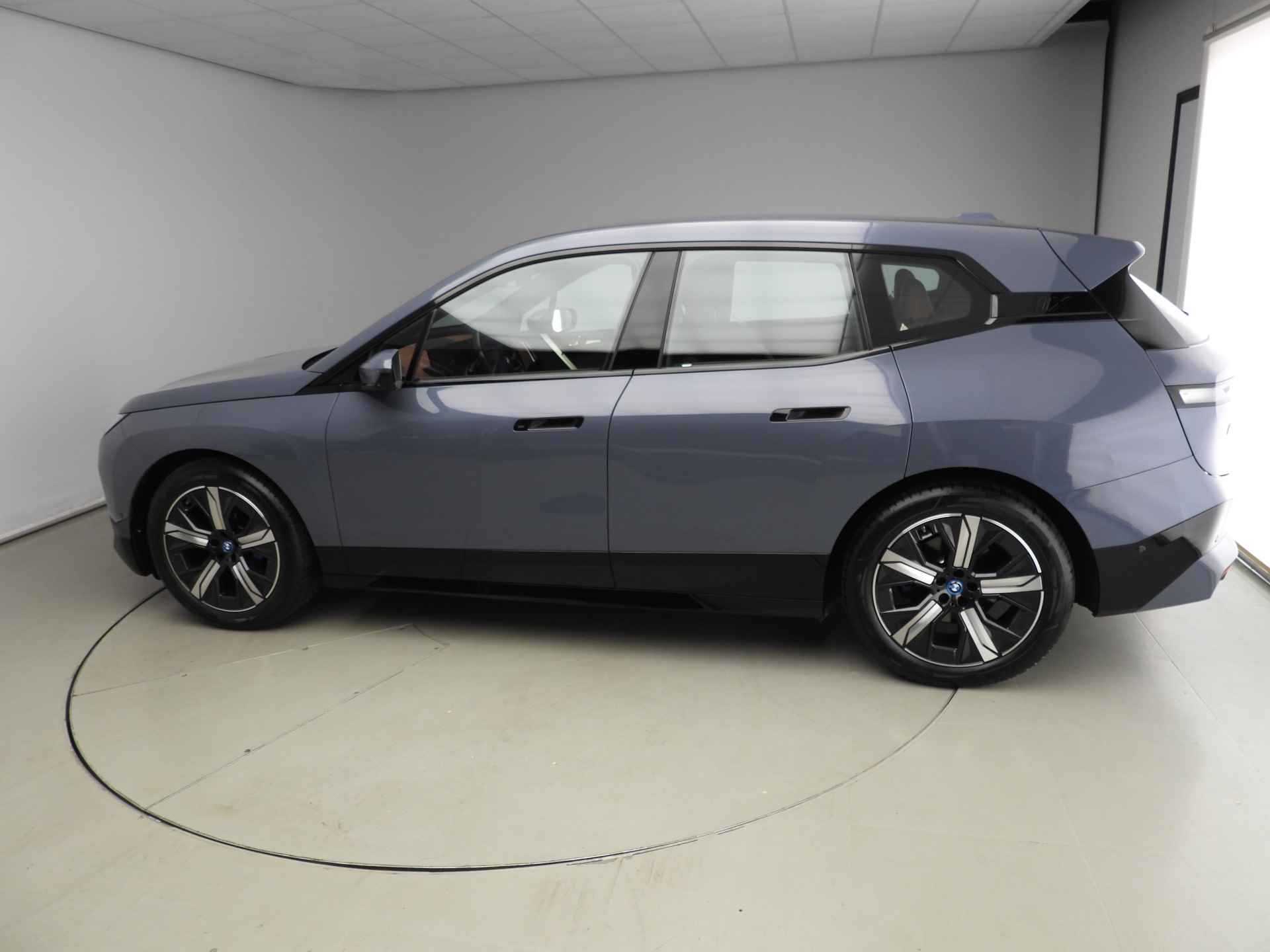 BMW iX xDrive50 High Executive 112 kWh LED / Leder / Navigatie / Trekhaak / Active steering / Keyles go / DAB / Alu 22 inch - 2/35