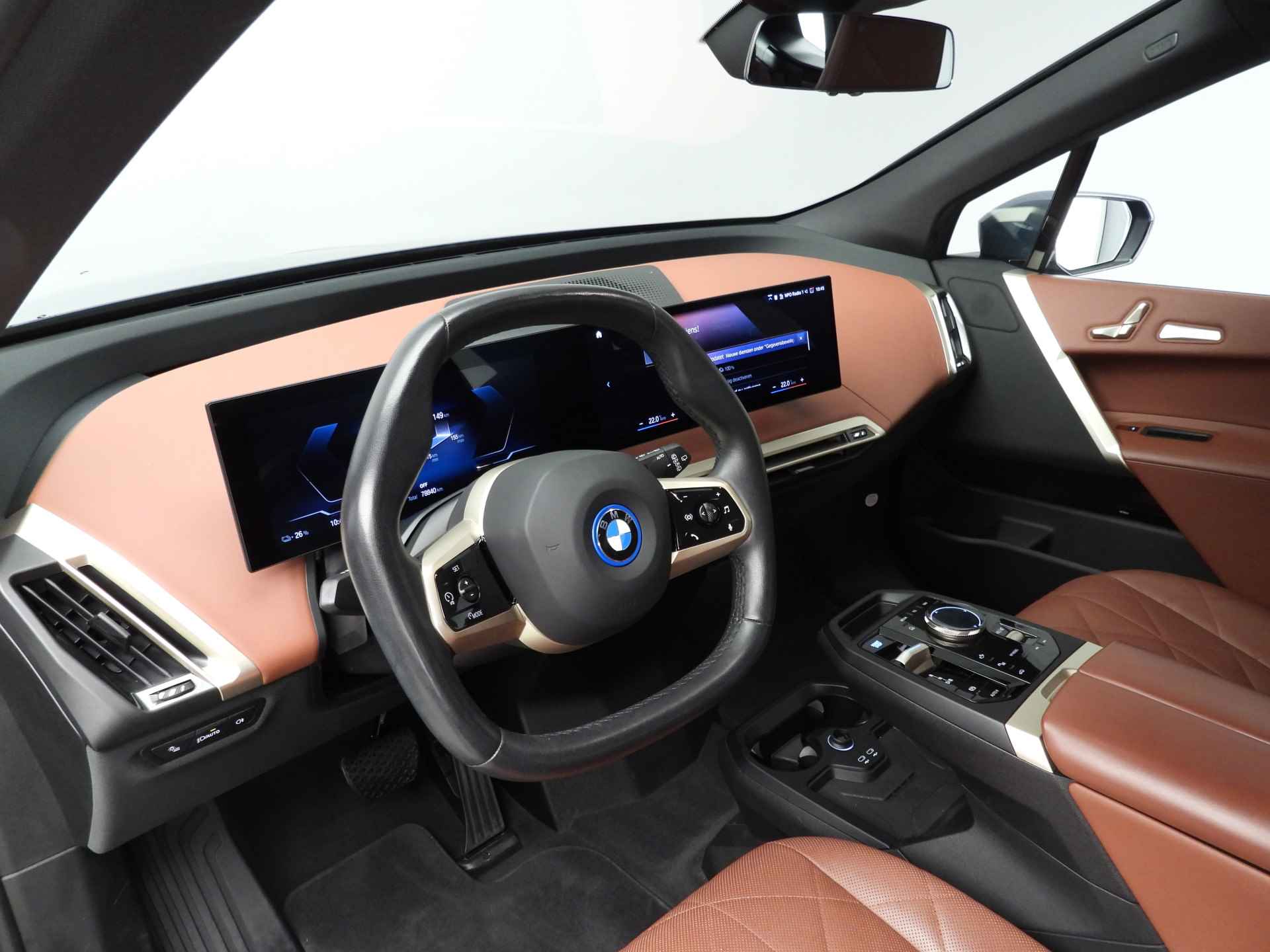 BMW iX xDrive50 High Executive 112 kWh LED / Leder / Navigatie / Trekhaak / Active steering / Keyles go / DAB / Alu 22 inch - 4/35