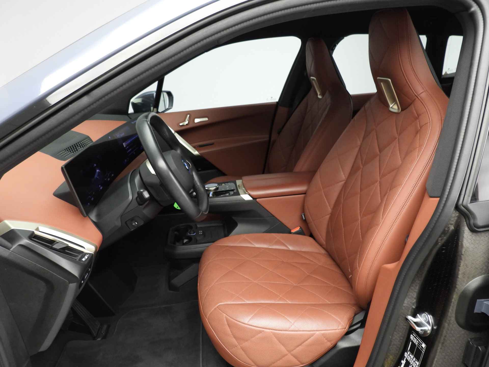 BMW iX xDrive50 High Executive 112 kWh LED / Leder / Navigatie / Trekhaak / Active steering / Keyles go / DAB / Alu 22 inch - 5/35