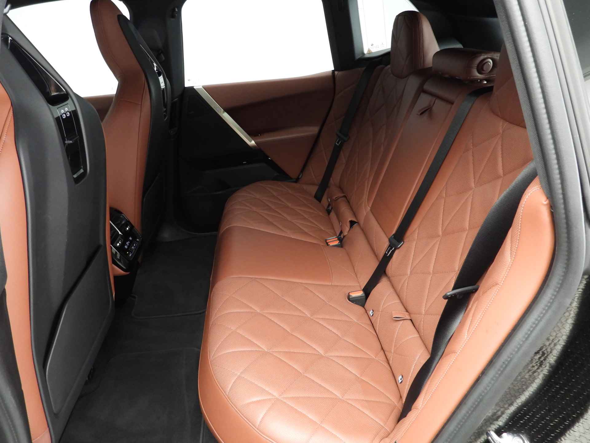 BMW iX xDrive50 High Executive 112 kWh LED / Leder / Navigatie / Trekhaak / Active steering / Keyles go / DAB / Alu 22 inch - 6/35