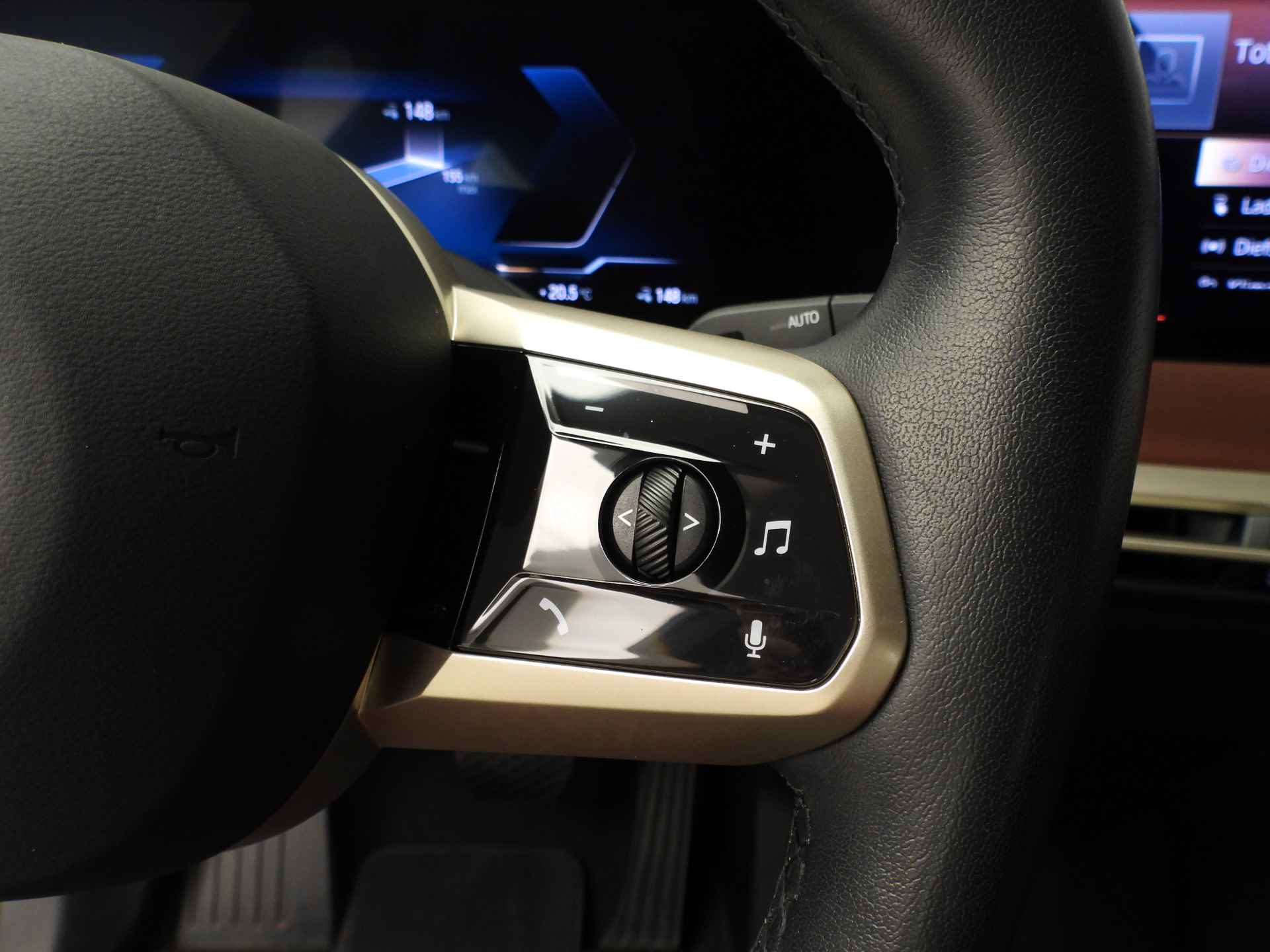 BMW iX xDrive50 High Executive 112 kWh LED / Leder / Navigatie / Trekhaak / Active steering / Keyles go / DAB / Alu 22 inch - 12/35